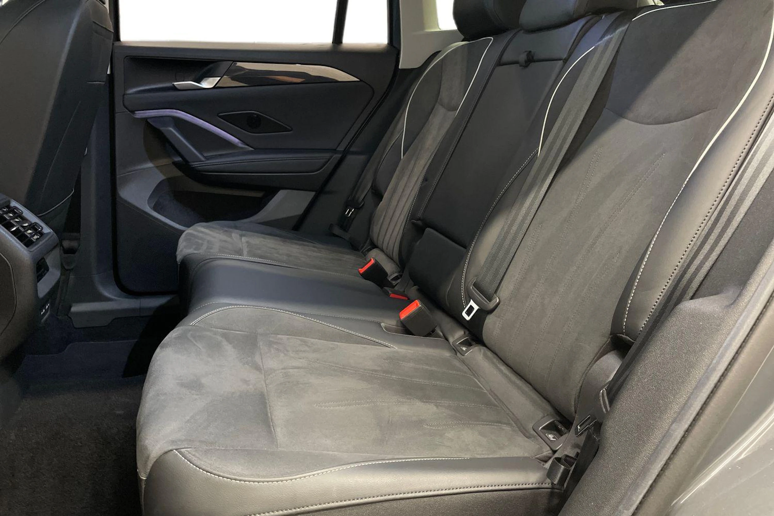 Oranssi Volkswagen Tiguan 2024 kuva 8.