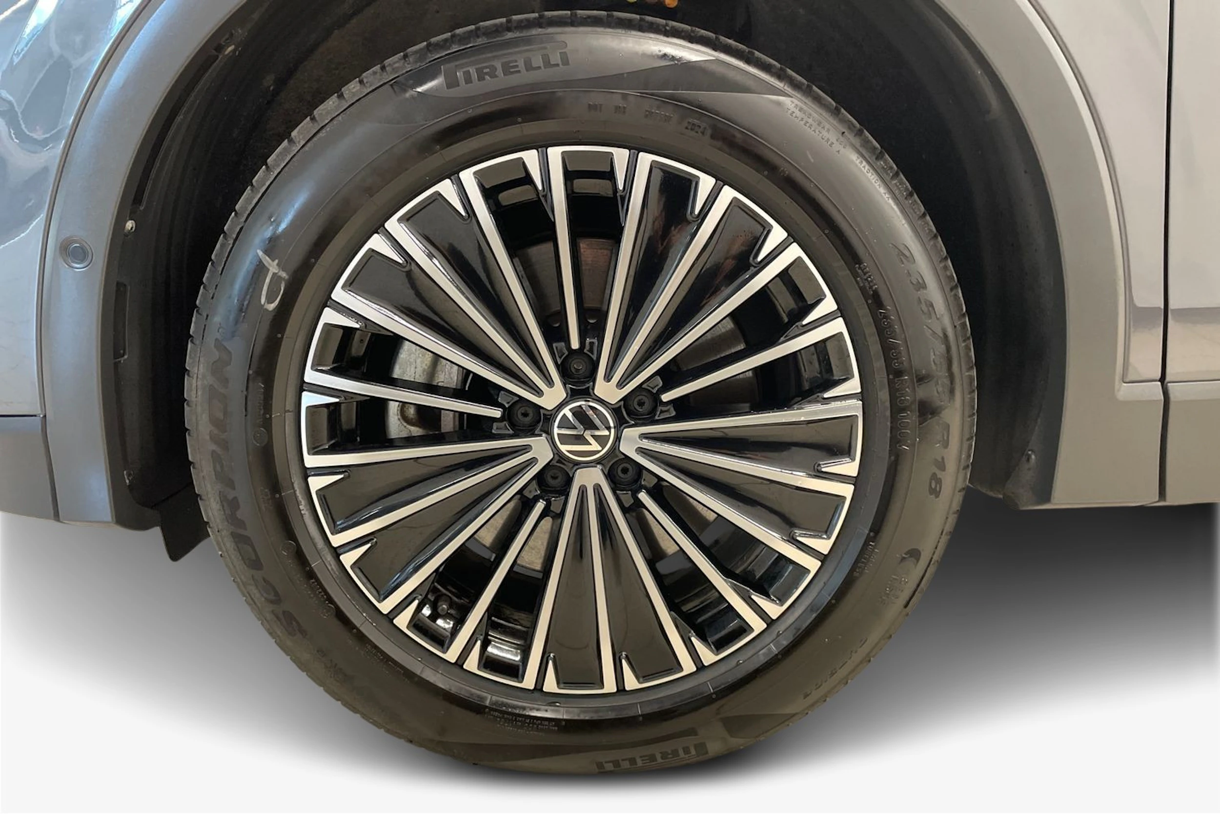 Oranssi Volkswagen Tiguan 2024 kuva 9.