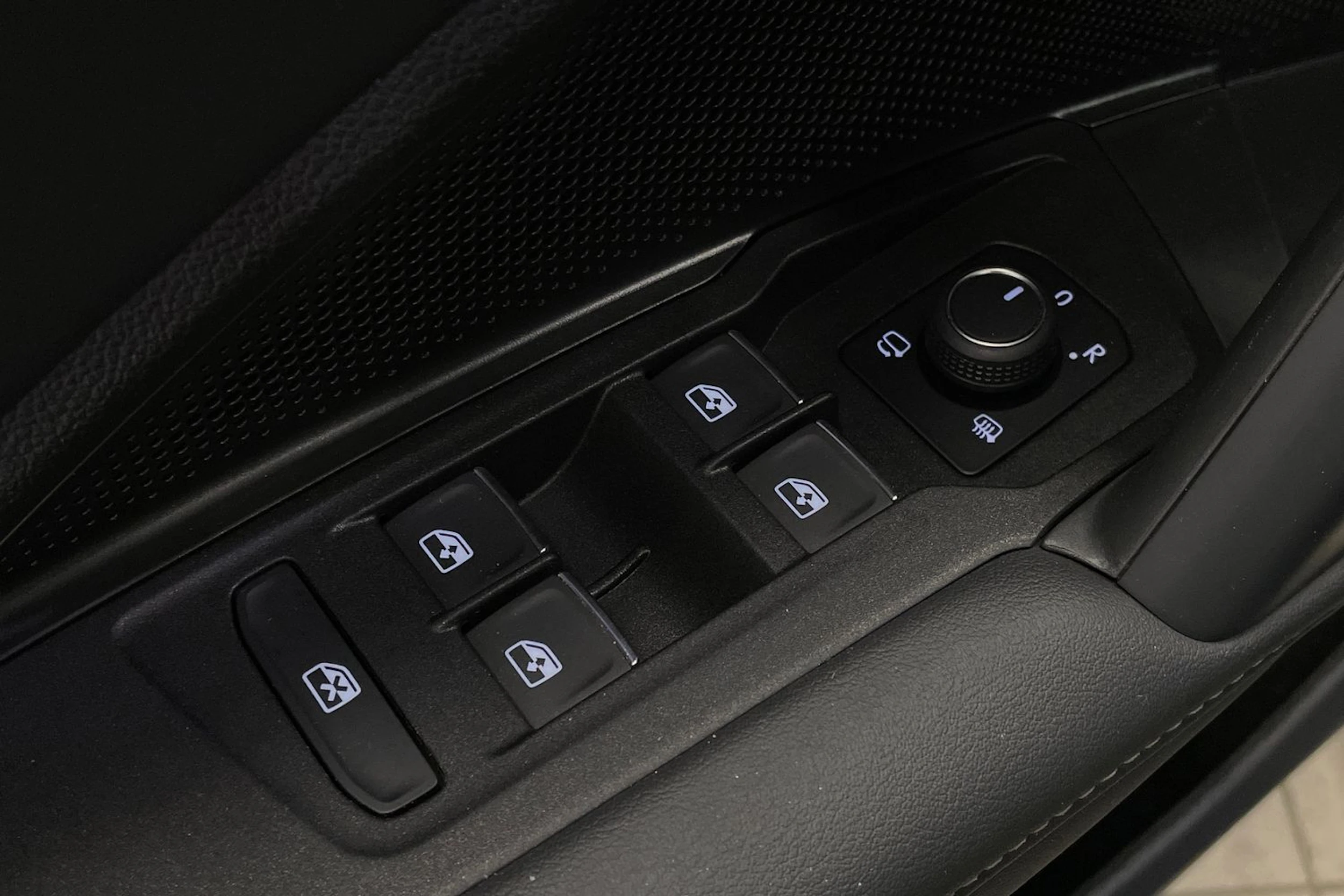 Oranssi Volkswagen Tiguan 2024 kuva 11.