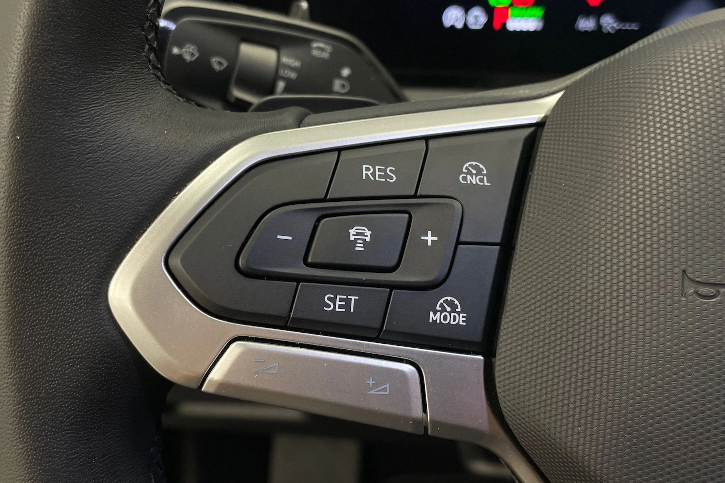 Oranssi Volkswagen Tiguan 2024 kuva 14.