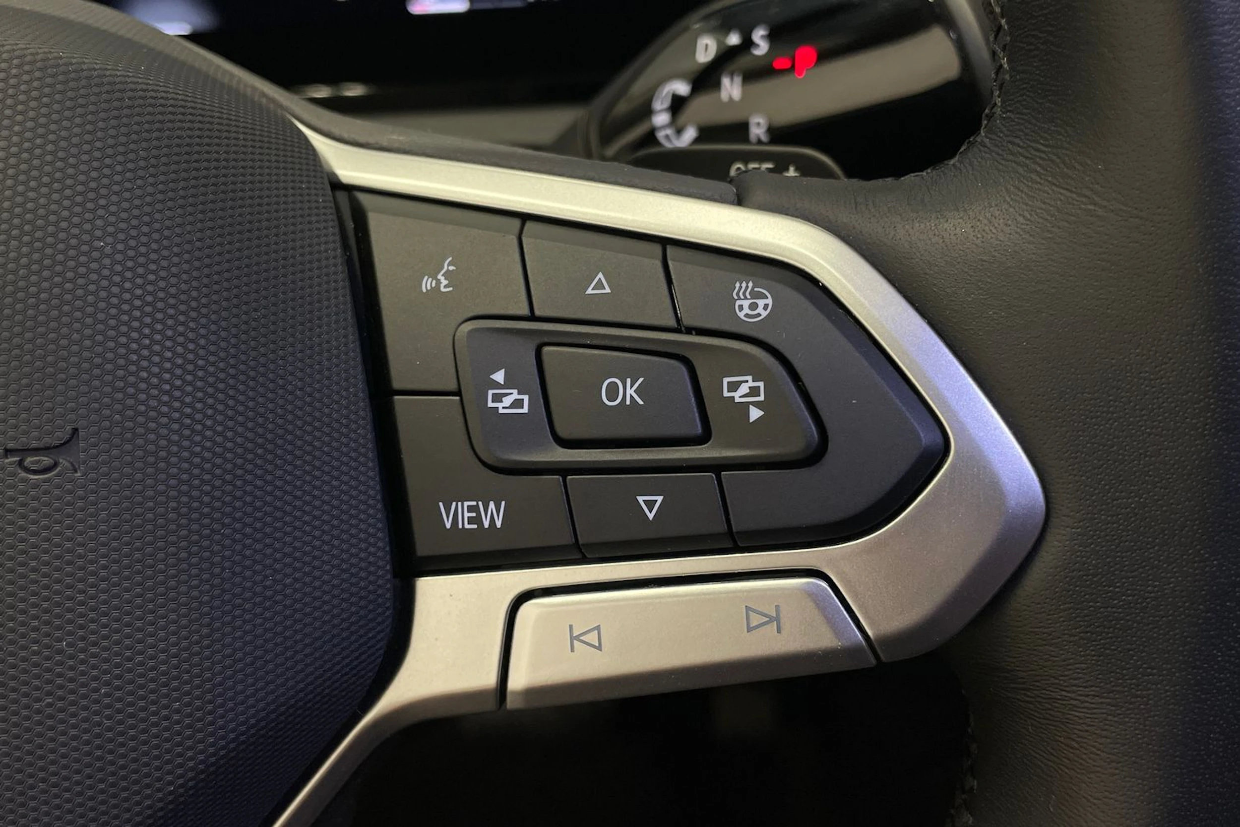 Oranssi Volkswagen Tiguan 2024 kuva 15.