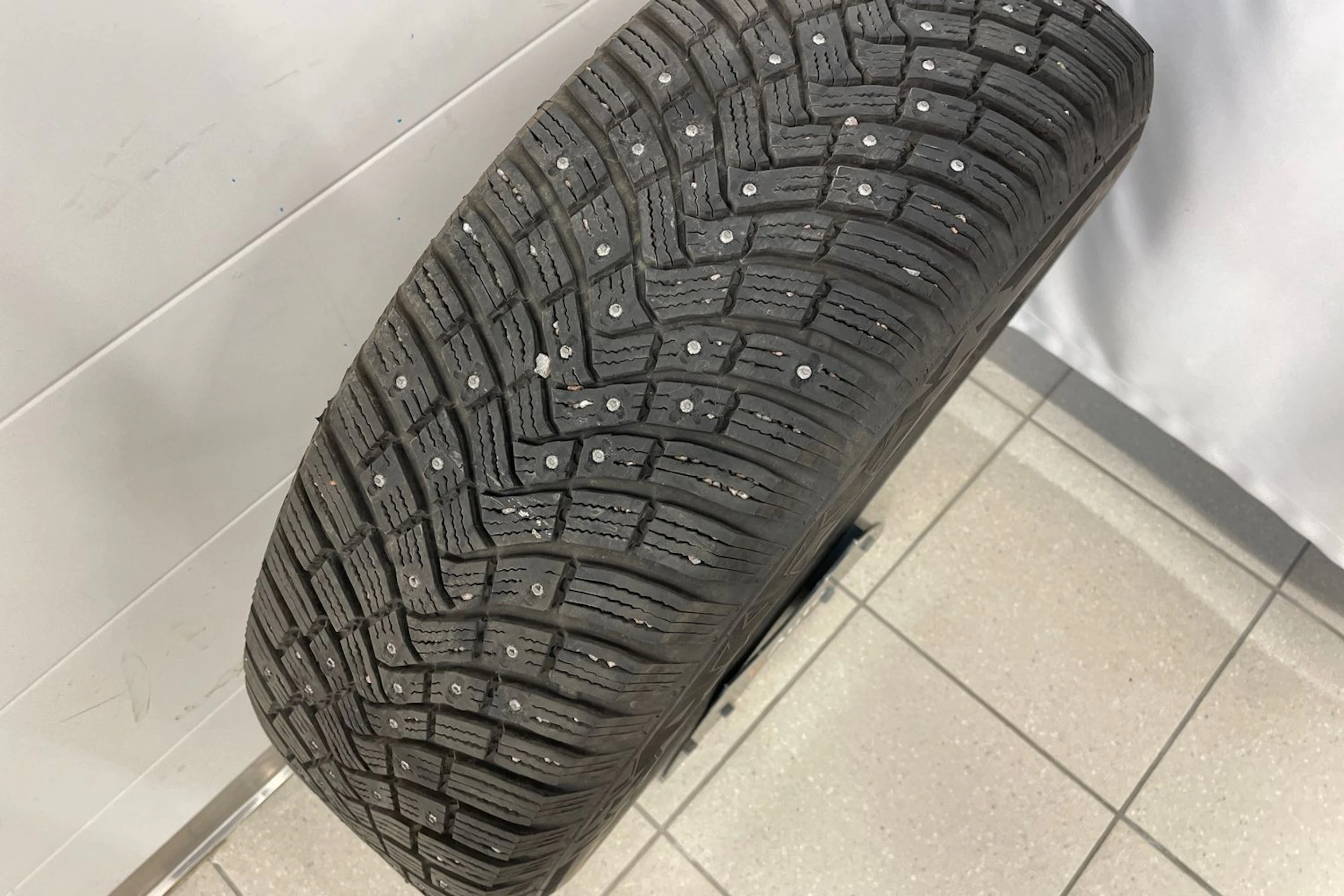 Oranssi Volkswagen Tiguan 2024 kuva 26.