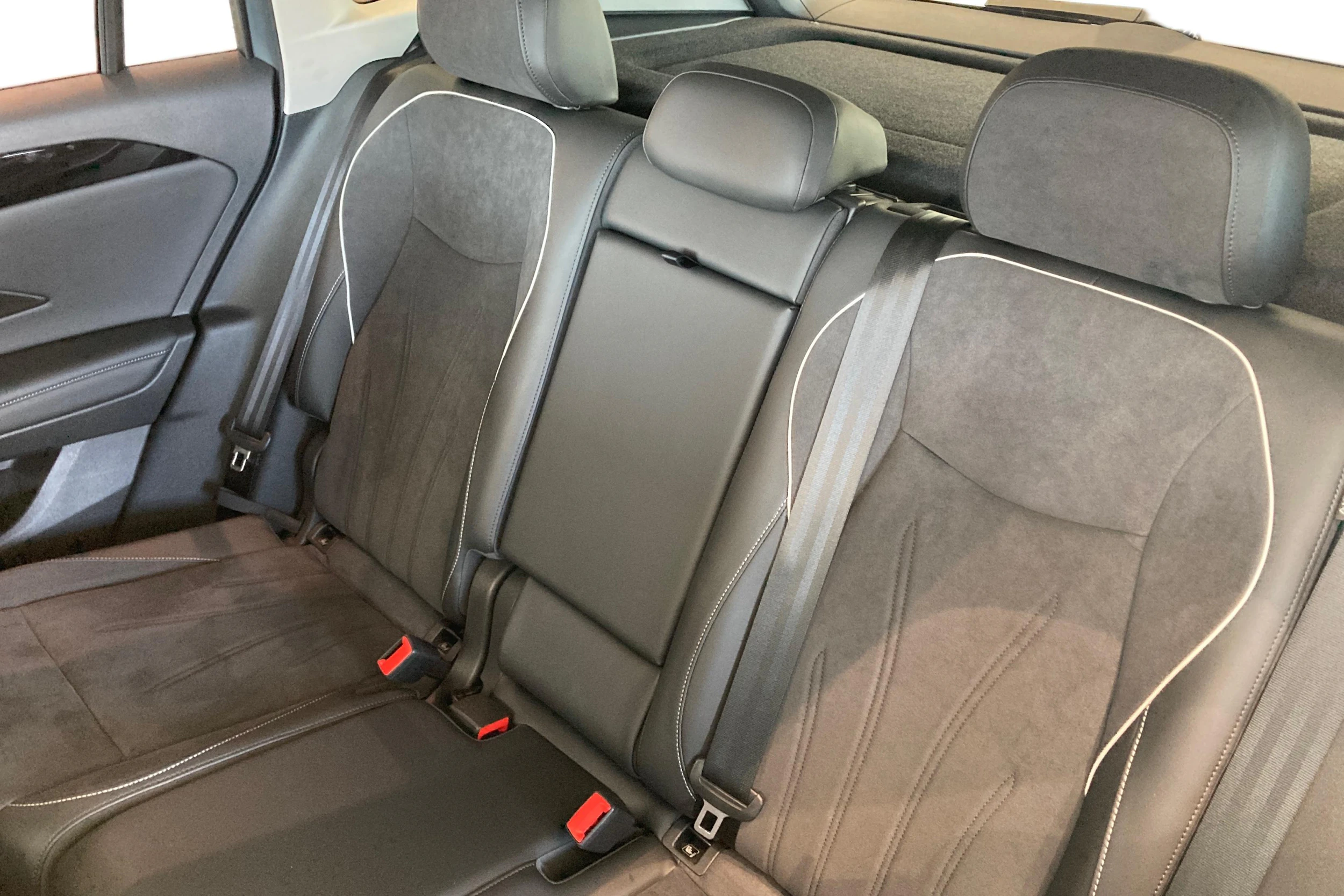 oranssi Volkswagen Tiguan 2024 kuva 8.