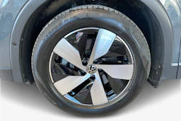 oranssi Volkswagen Tiguan 2024 kuva 9.