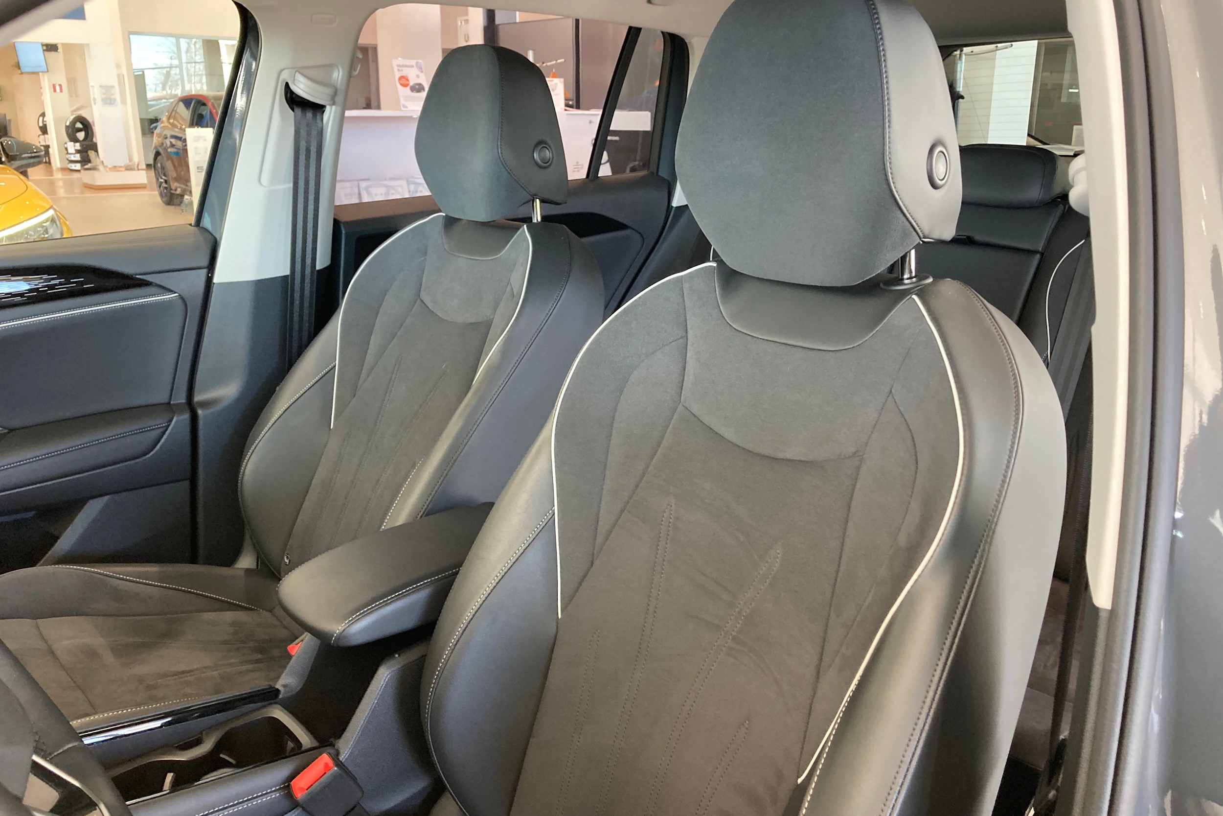 oranssi Volkswagen Tiguan 2024 kuva 11.