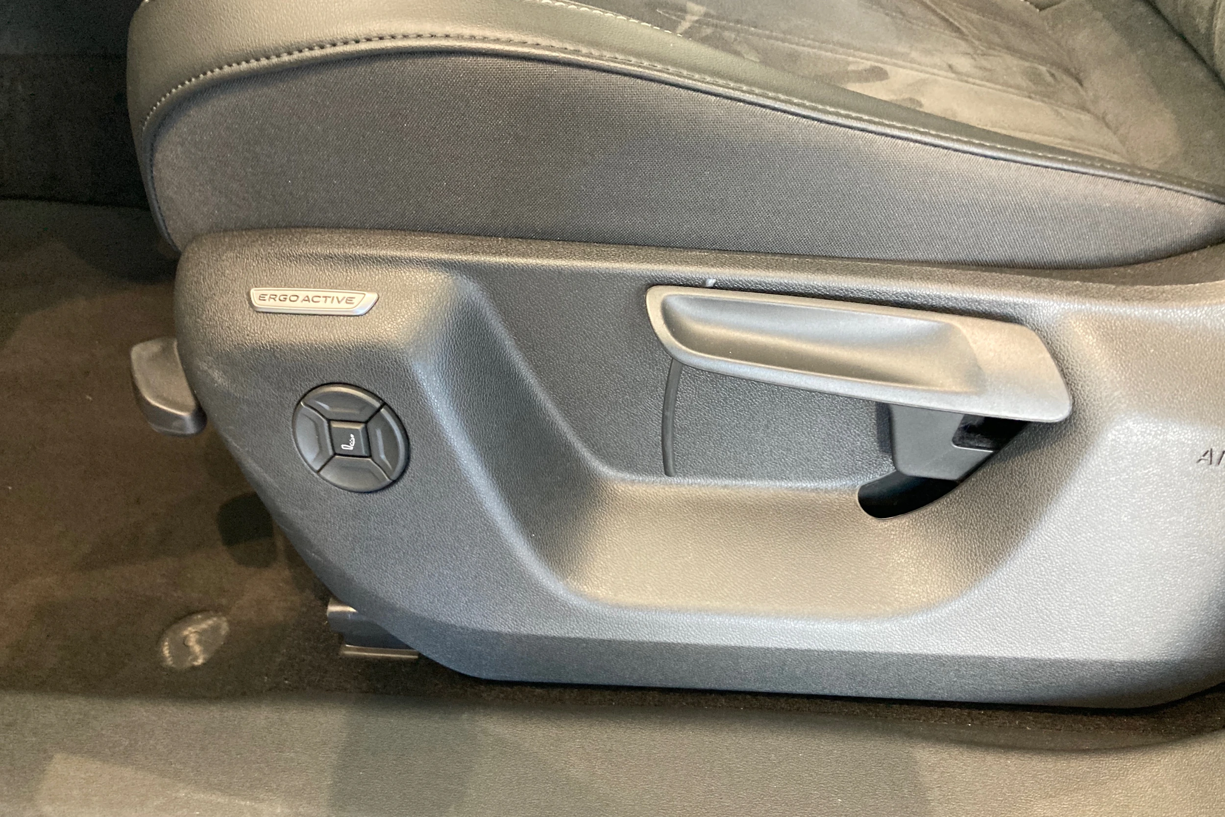 oranssi Volkswagen Tiguan 2024 kuva 12.