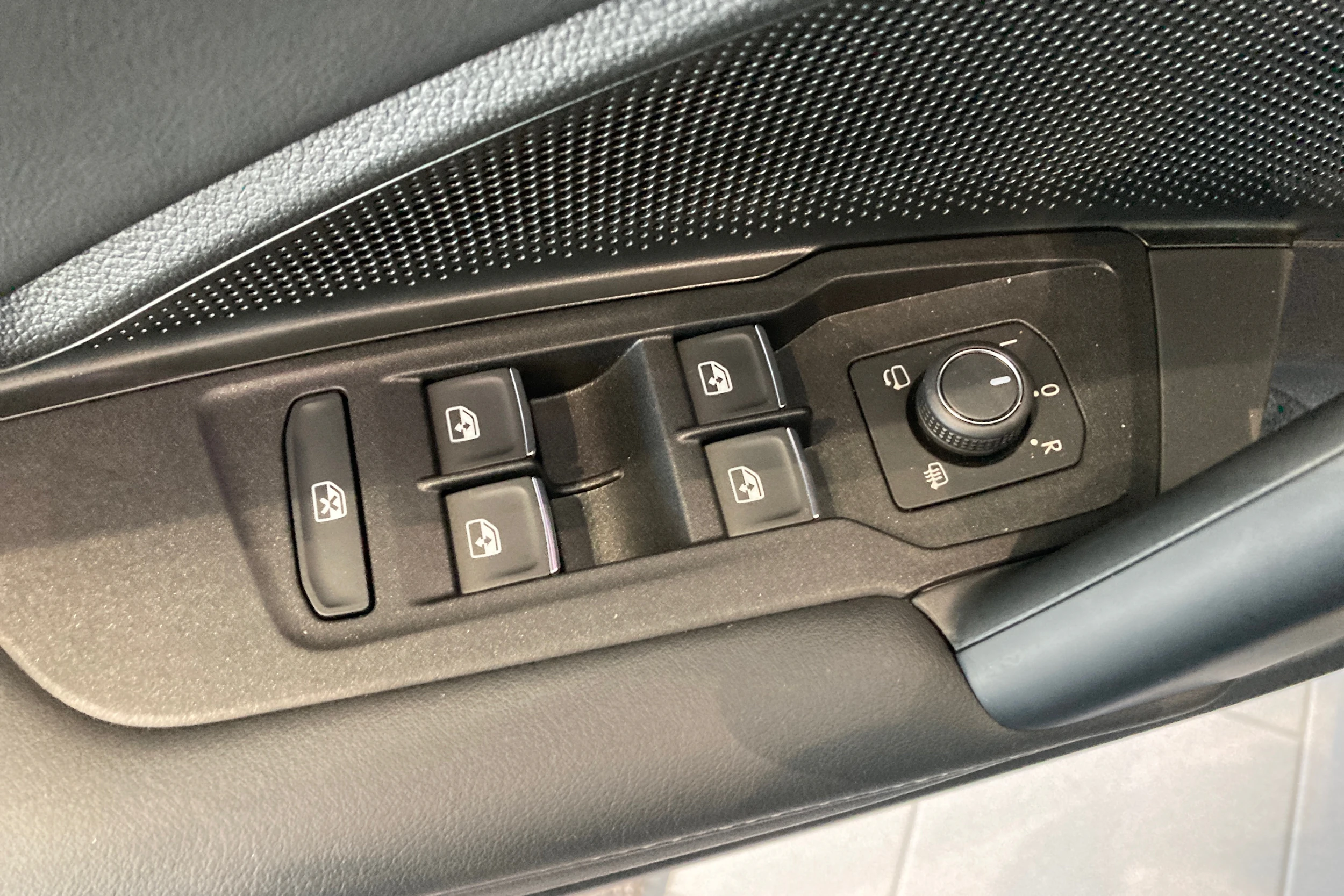 oranssi Volkswagen Tiguan 2024 kuva 13.