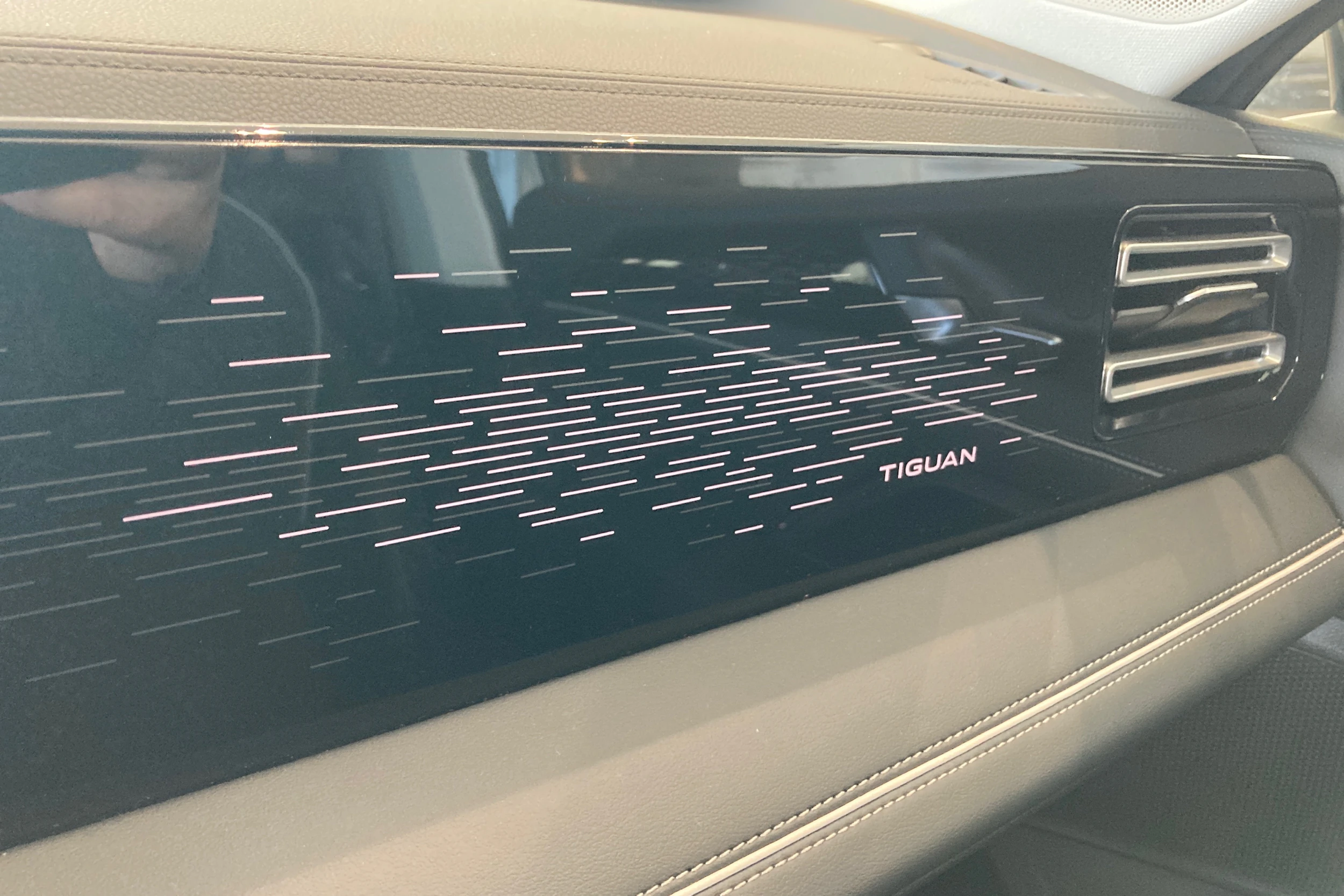 oranssi Volkswagen Tiguan 2024 kuva 19.