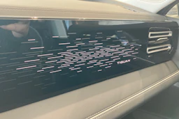 oranssi Volkswagen Tiguan 2024 kuva 19.