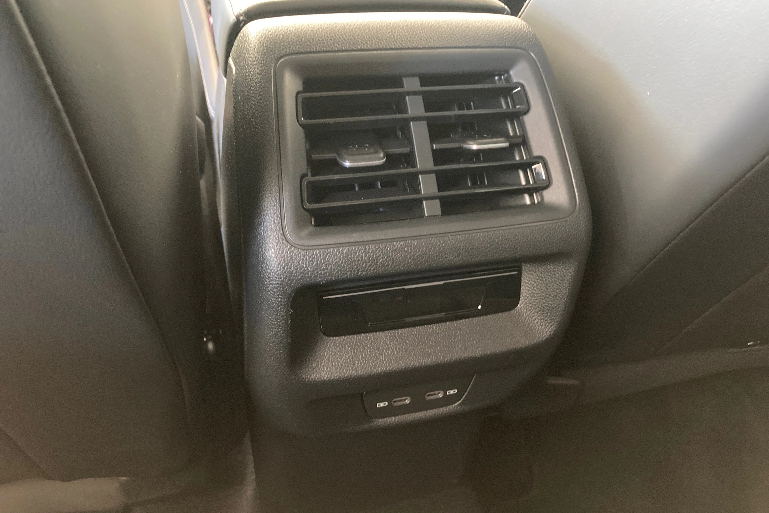 oranssi Volkswagen Tiguan 2024 kuva 20.