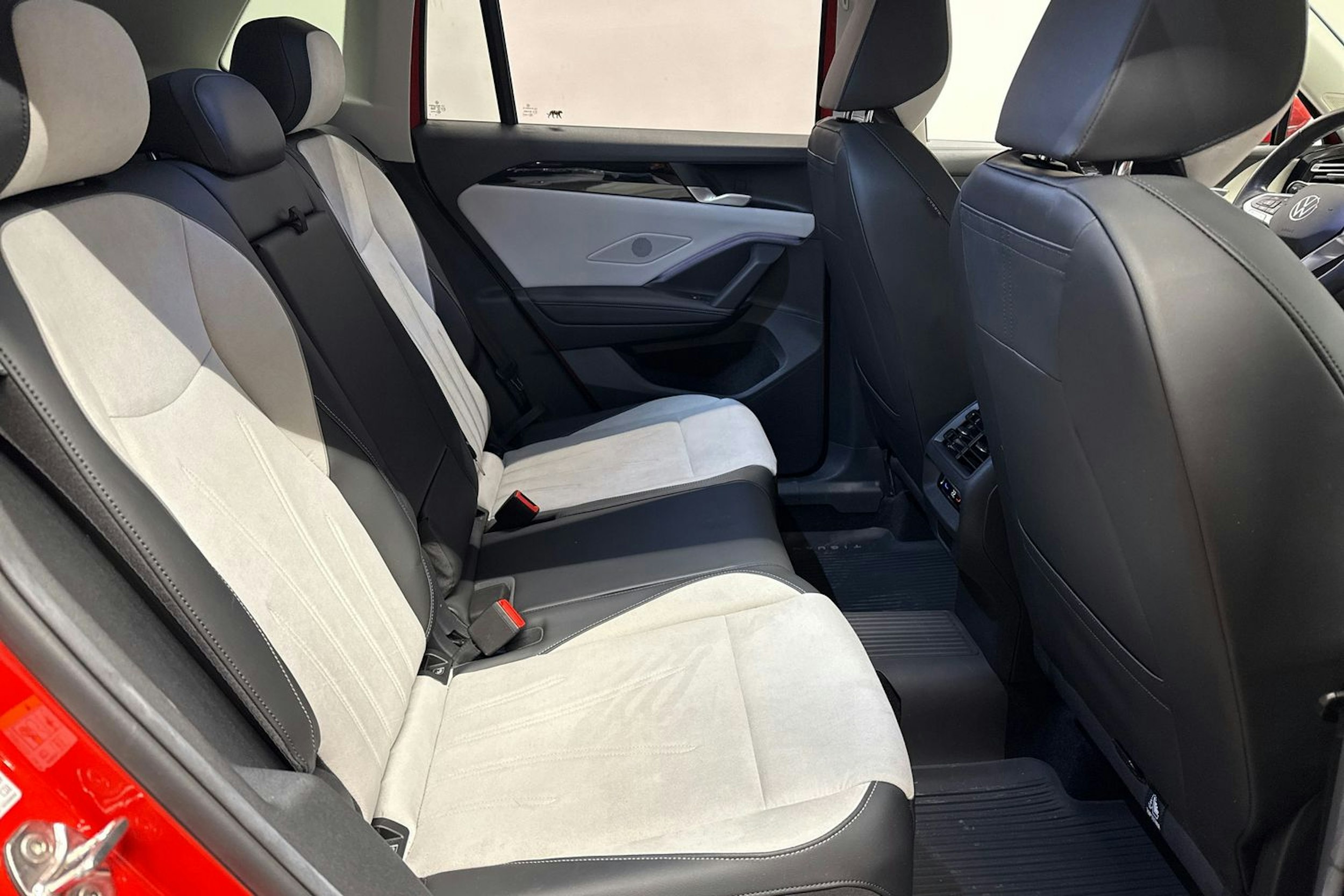 met. oranssi Volkswagen Tiguan 2024 kuva 15.