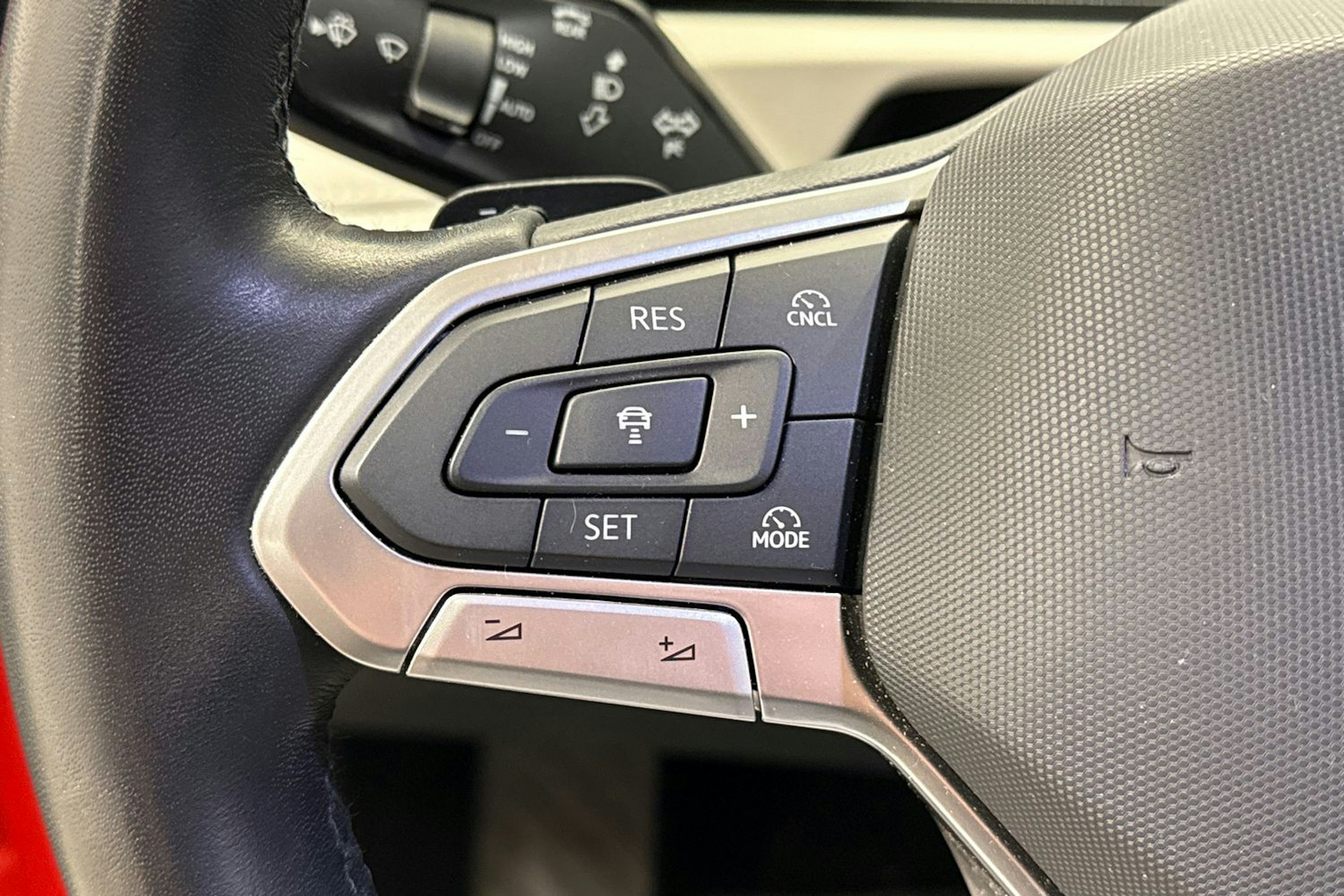 met. oranssi Volkswagen Tiguan 2024 kuva 18.