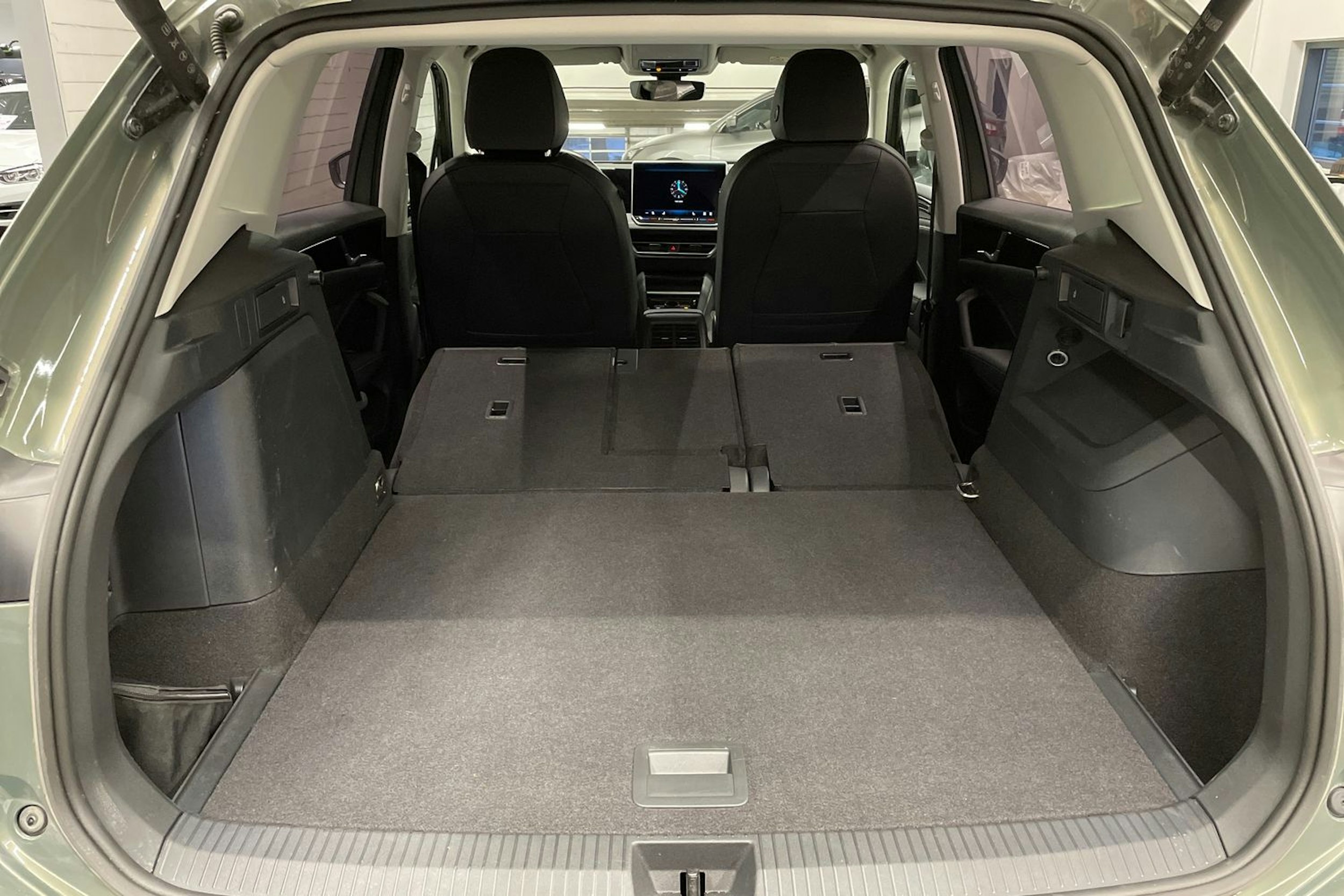 vihreä Volkswagen Tiguan 2024 kuva 15.