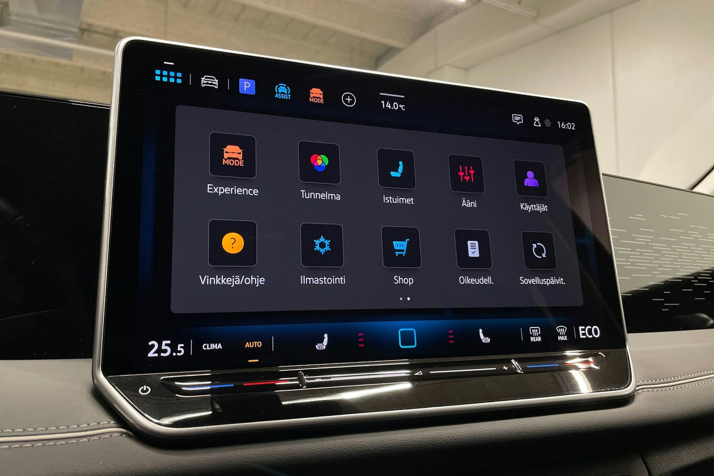 vihreä Volkswagen Tiguan 2024 kuva 18.