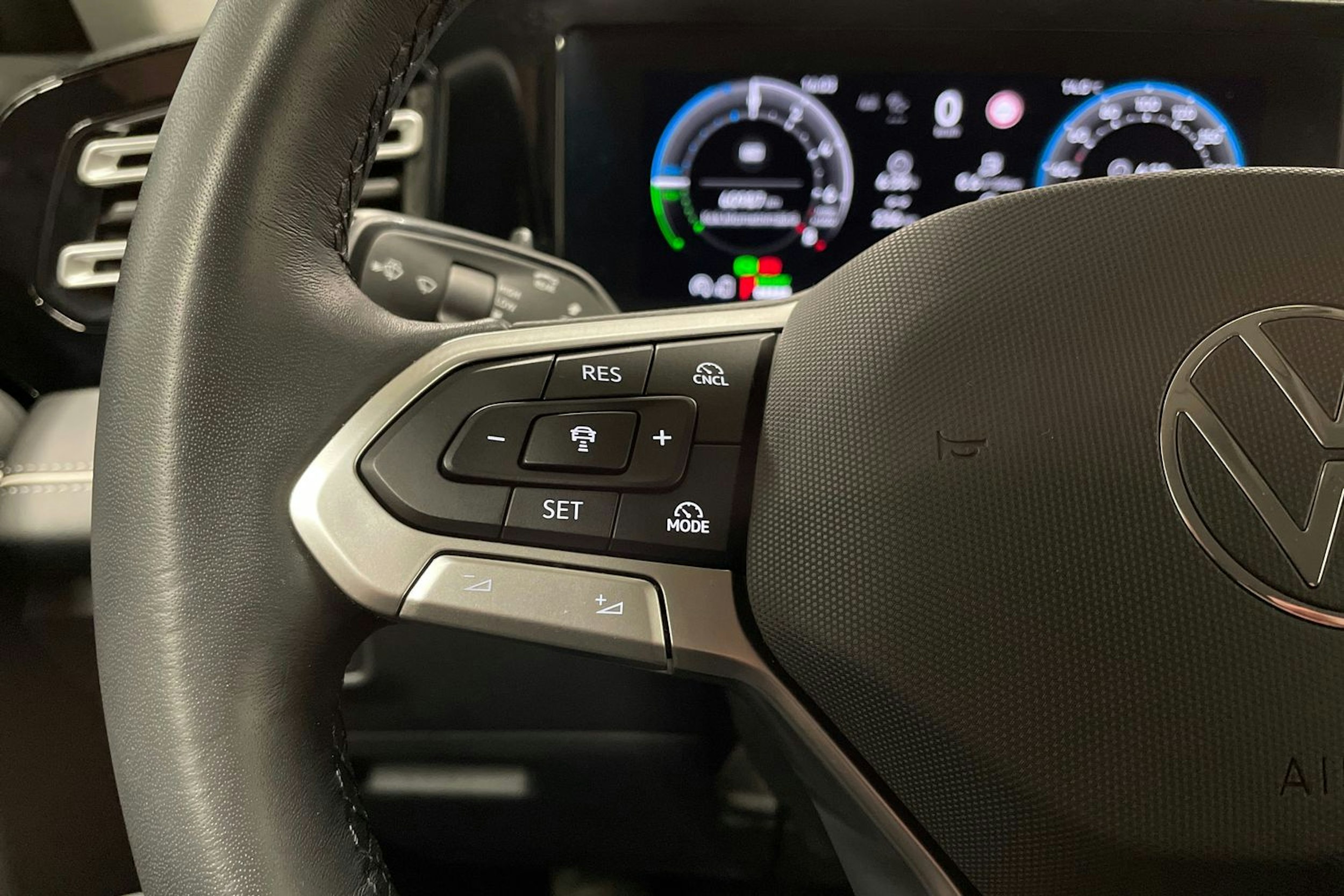 vihreä Volkswagen Tiguan 2024 kuva 25.