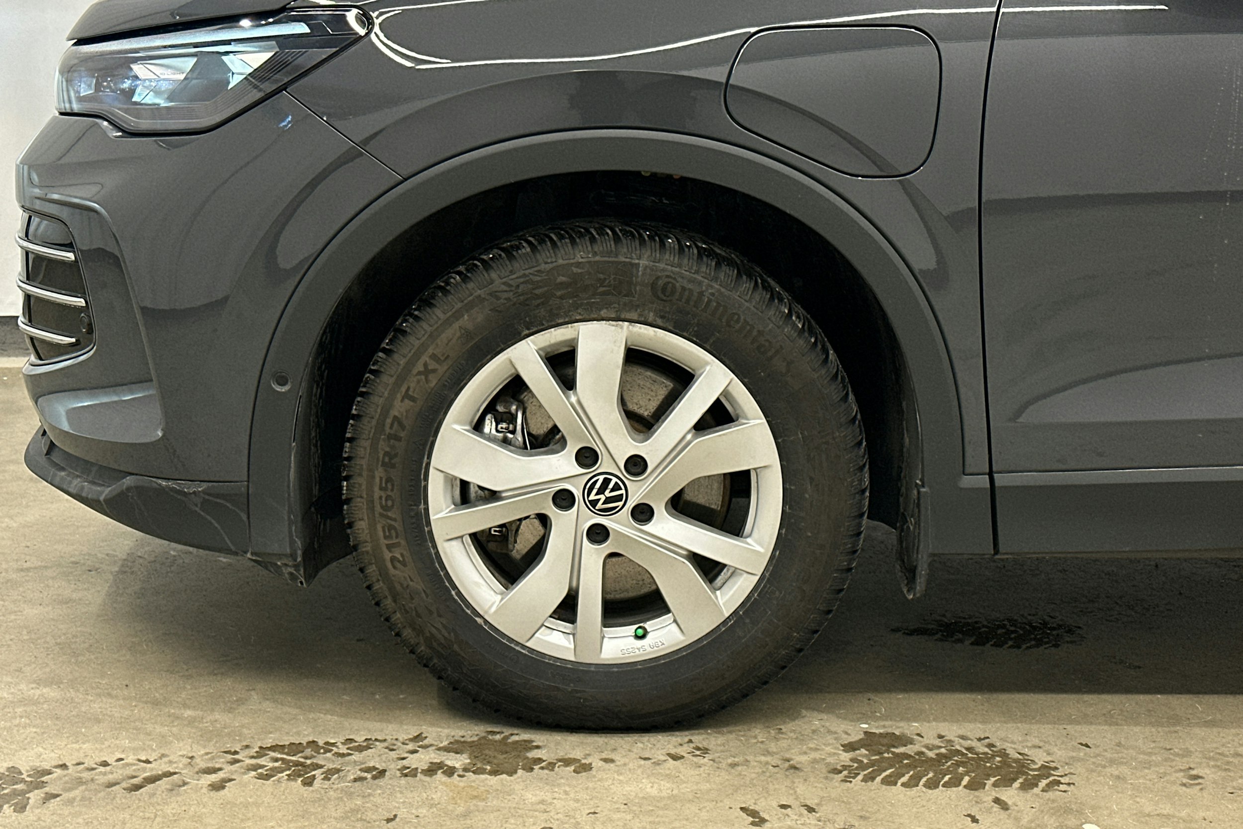 harmaa metalliväri Volkswagen Tiguan 2024 kuva 13.