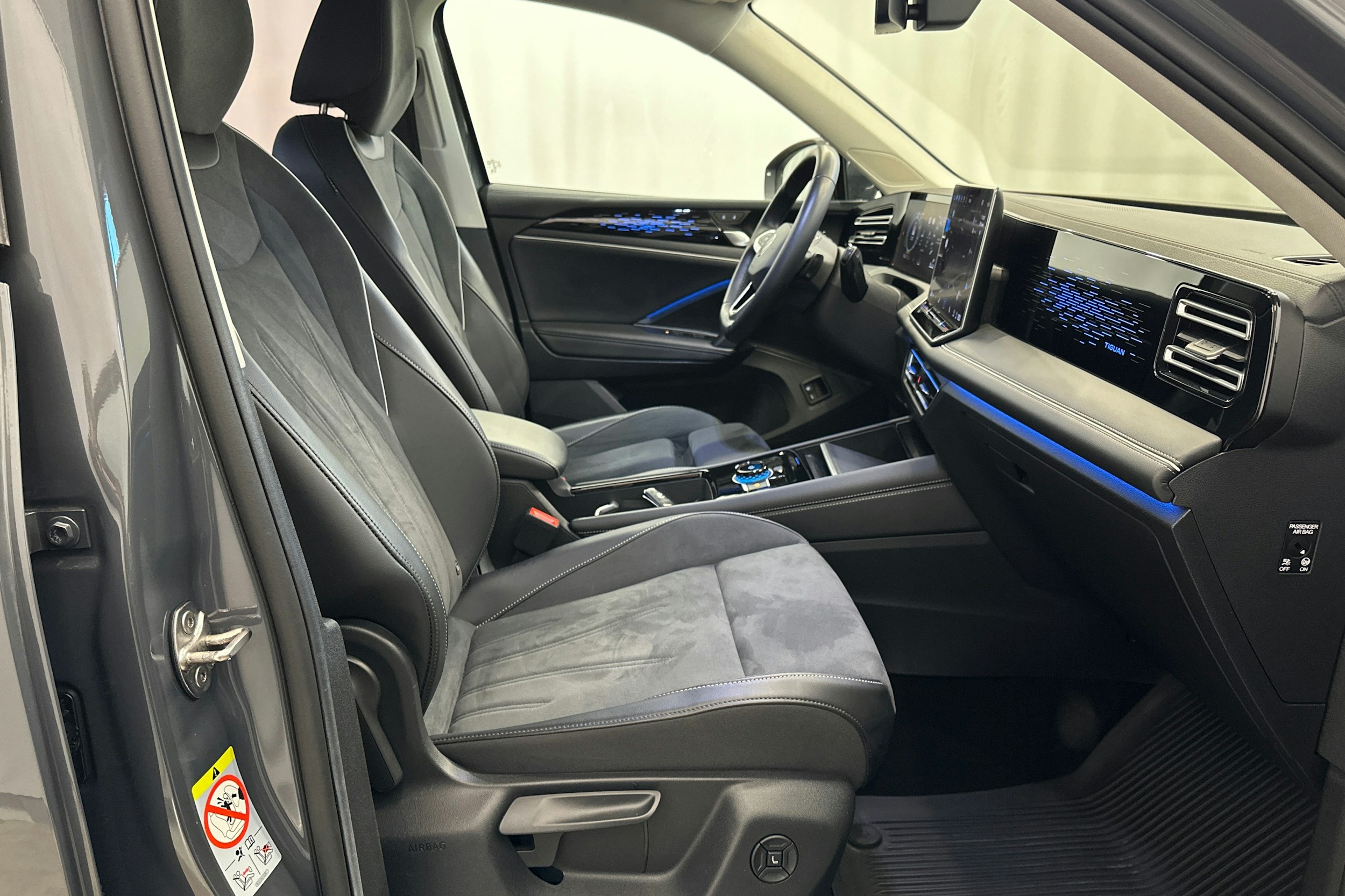 harmaa metalliväri Volkswagen Tiguan 2024 kuva 15.