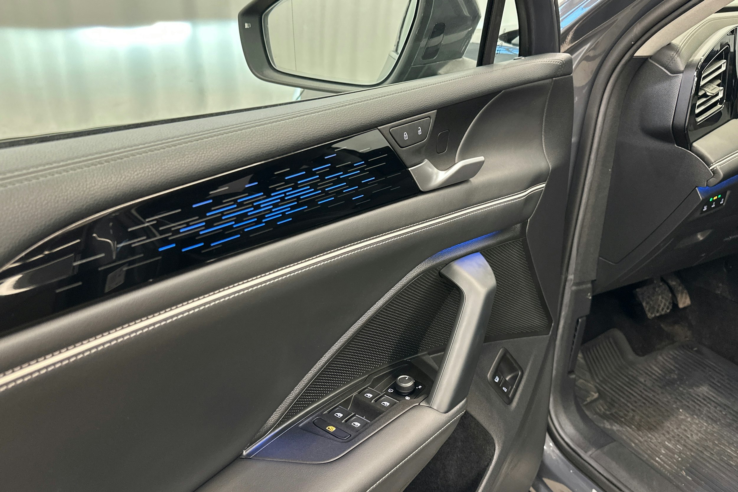 harmaa metalliväri Volkswagen Tiguan 2024 kuva 16.