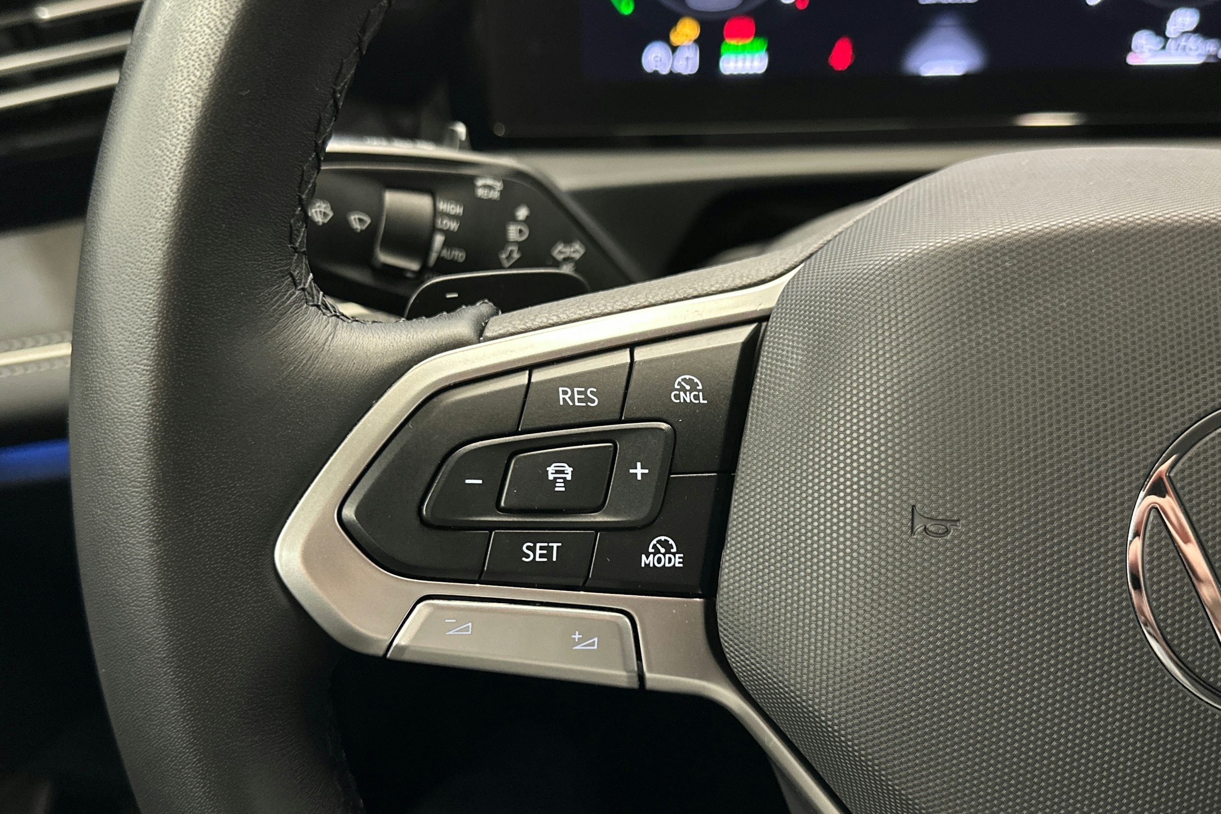 harmaa metalliväri Volkswagen Tiguan 2024 kuva 18.