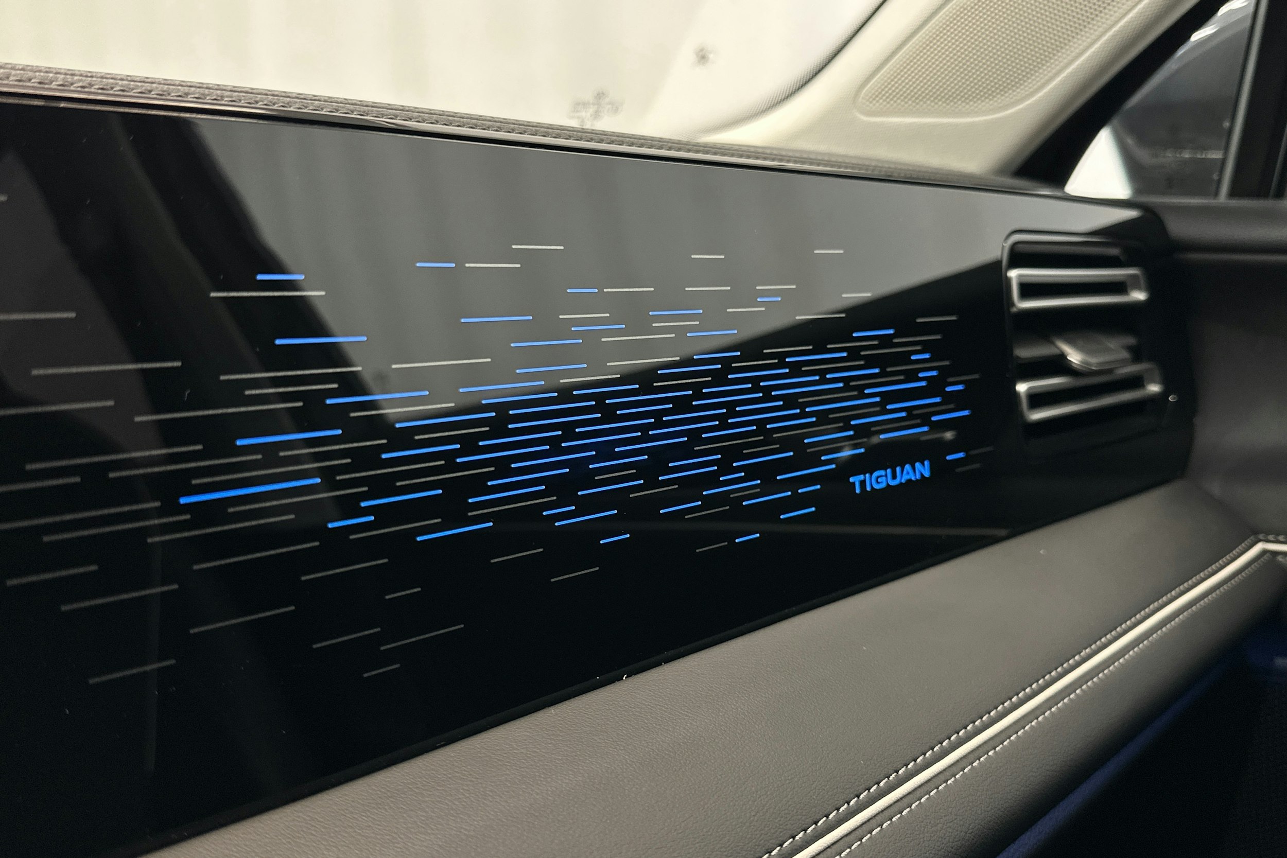 harmaa metalliväri Volkswagen Tiguan 2024 kuva 28.