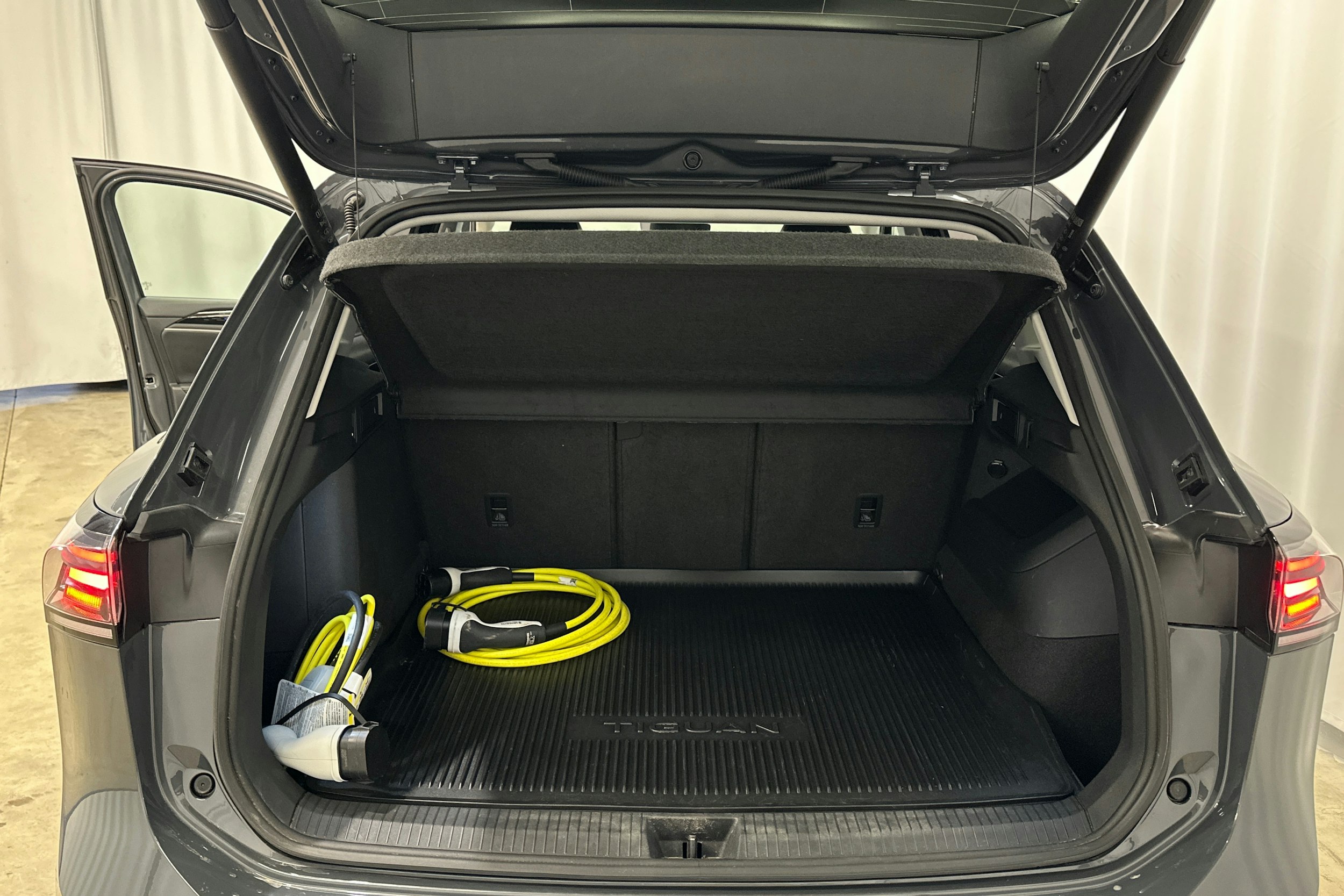 harmaa metalliväri Volkswagen Tiguan 2024 kuva 30.