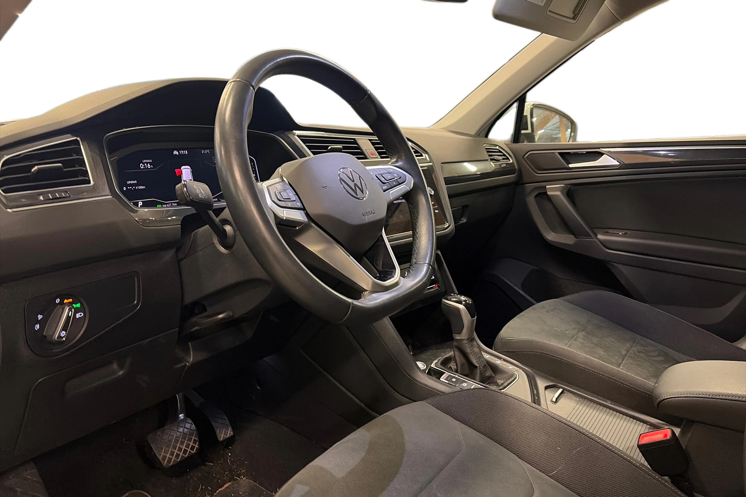 valkoinen Volkswagen Tiguan 2024 kuva 3.