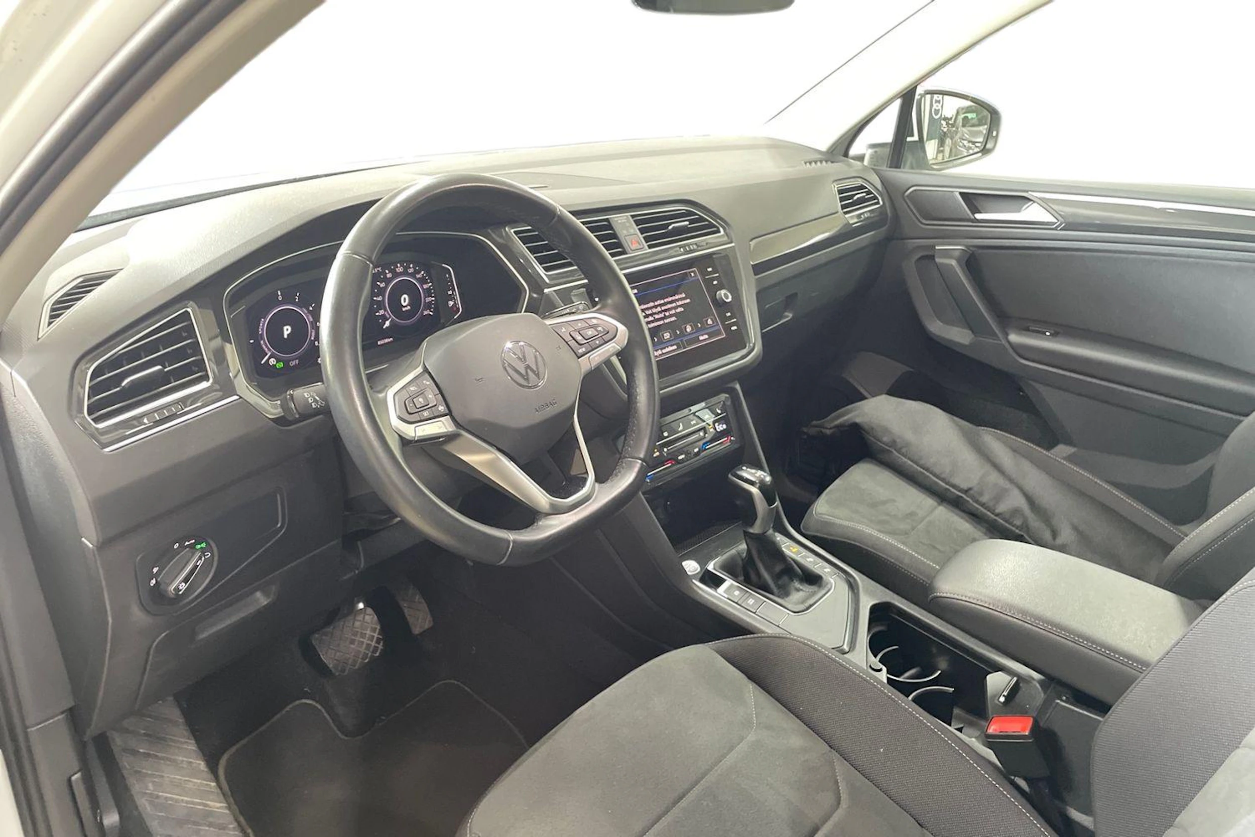 valkoinen Volkswagen Tiguan 2024 kuva 6.