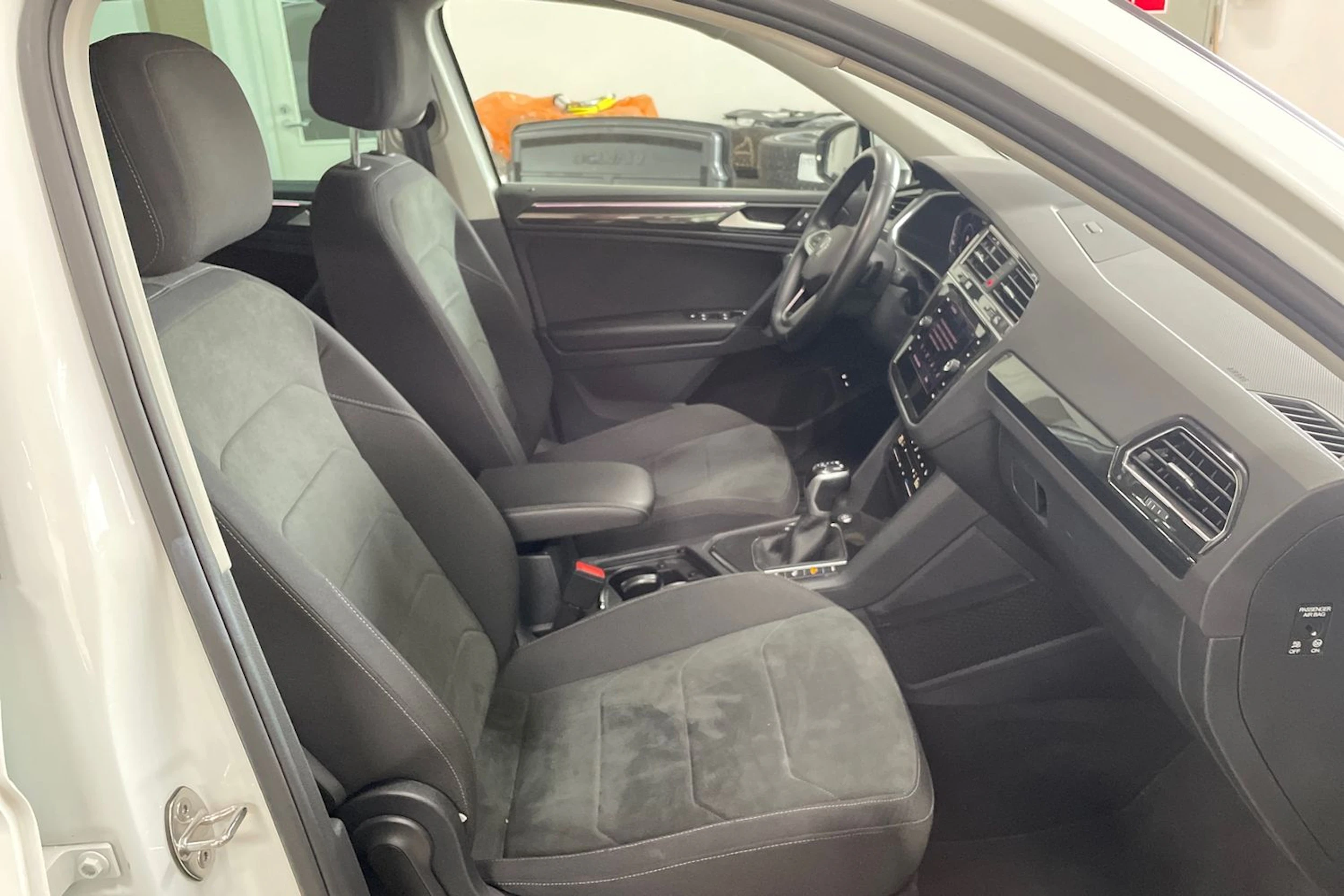 valkoinen Volkswagen Tiguan 2024 kuva 12.