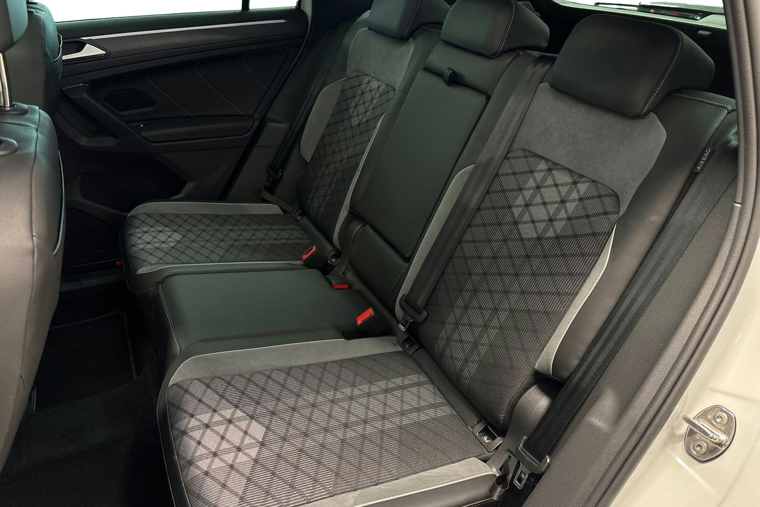 valkoinen Volkswagen Tiguan 2024 kuva 10.