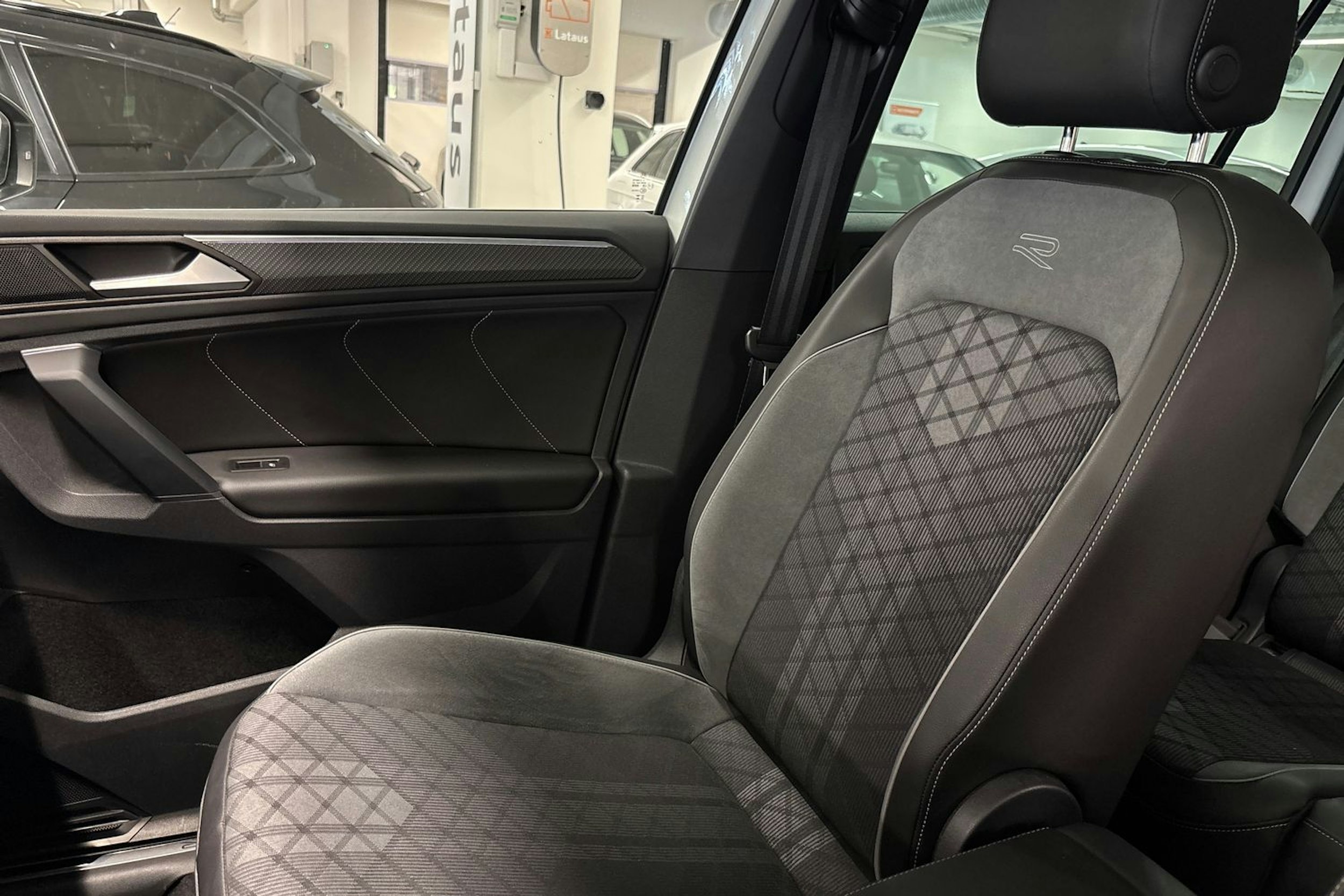 valkoinen Volkswagen Tiguan 2024 kuva 24.