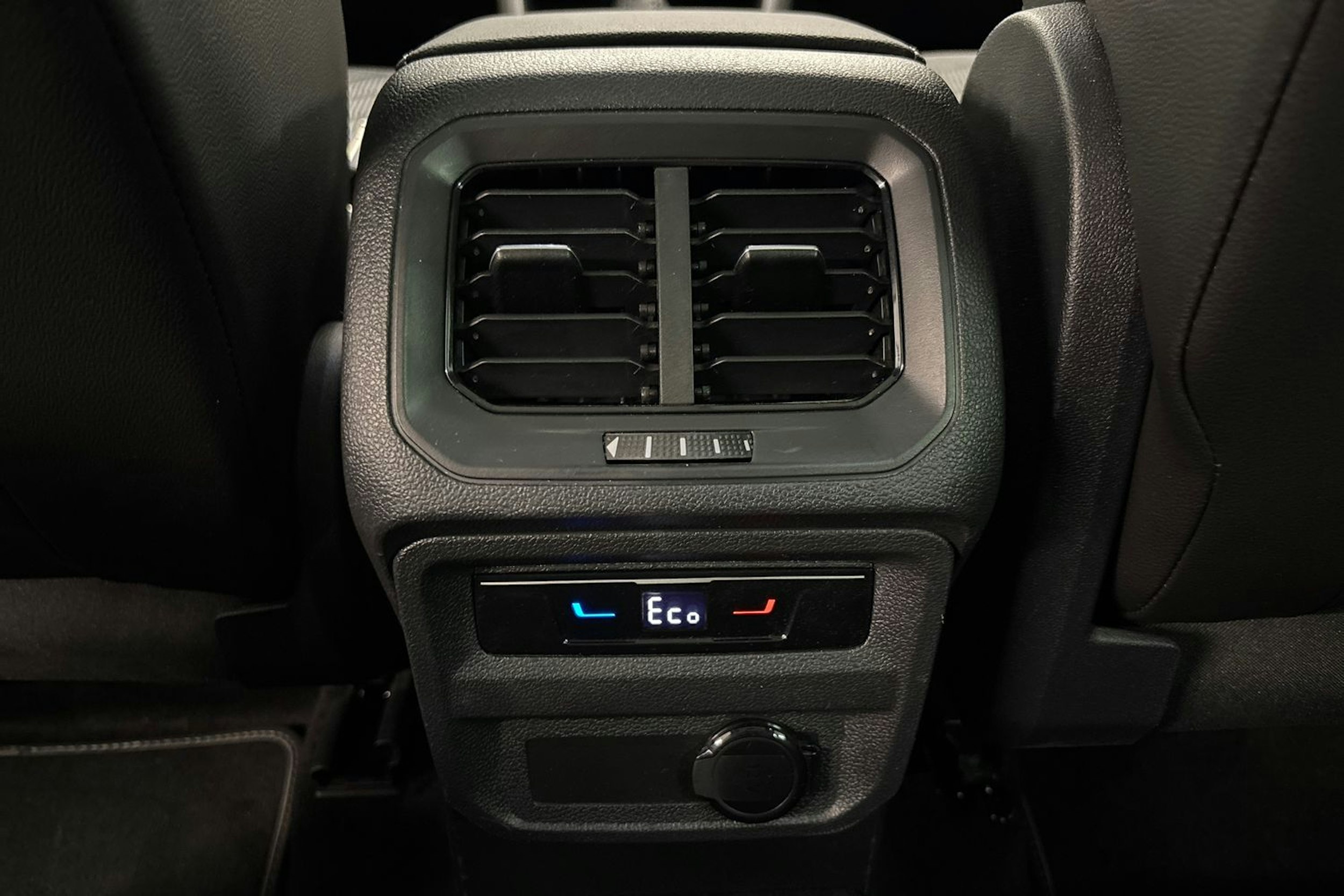 valkoinen Volkswagen Tiguan 2024 kuva 25.