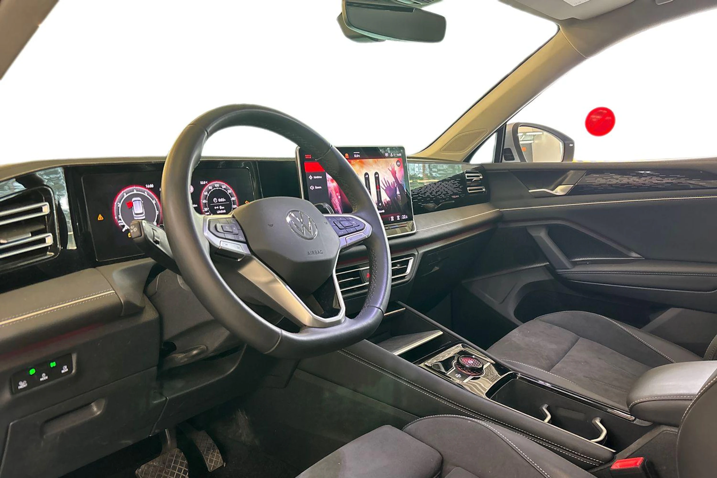 Harmaa Volkswagen Tiguan 2024 kuva 3.
