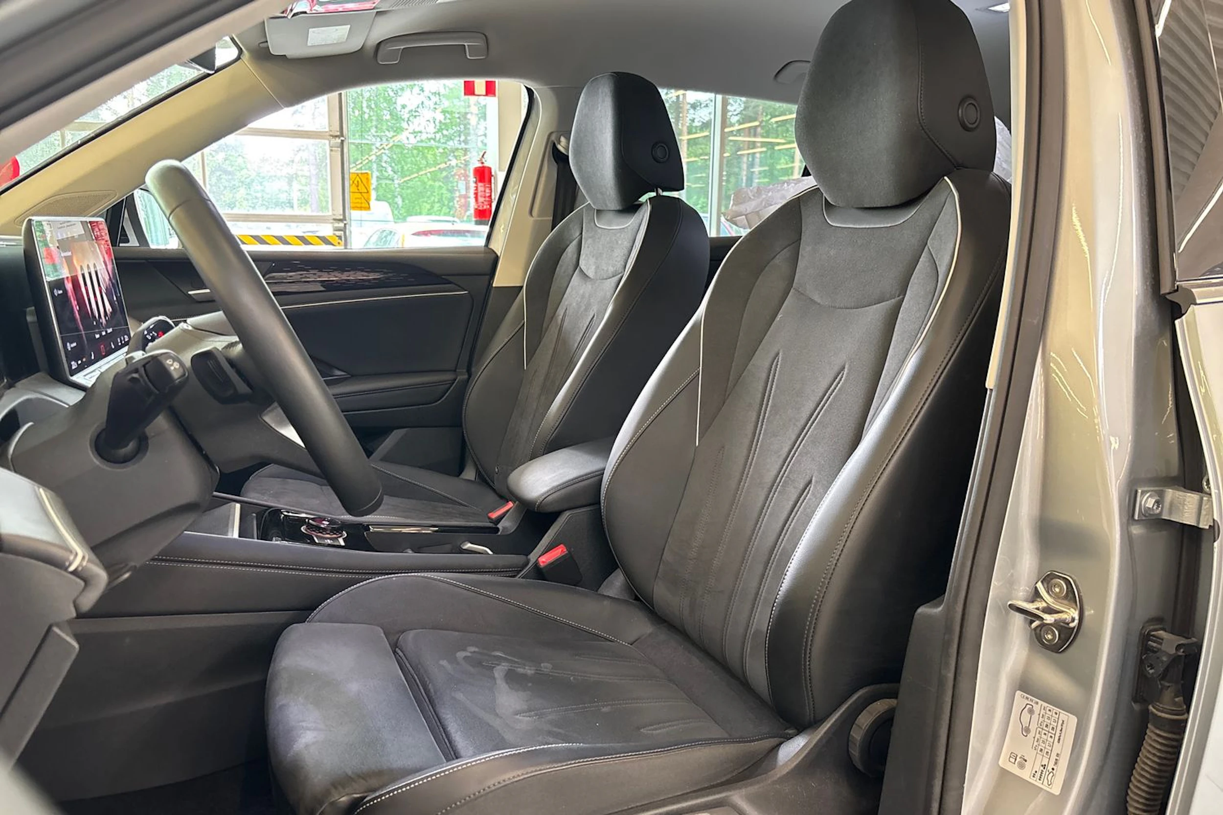 Harmaa Volkswagen Tiguan 2024 kuva 4.
