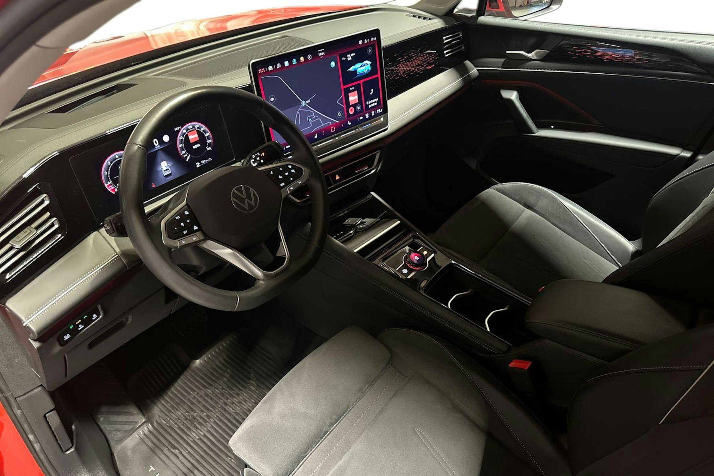 oranssi Volkswagen Tiguan 2024 kuva 7.