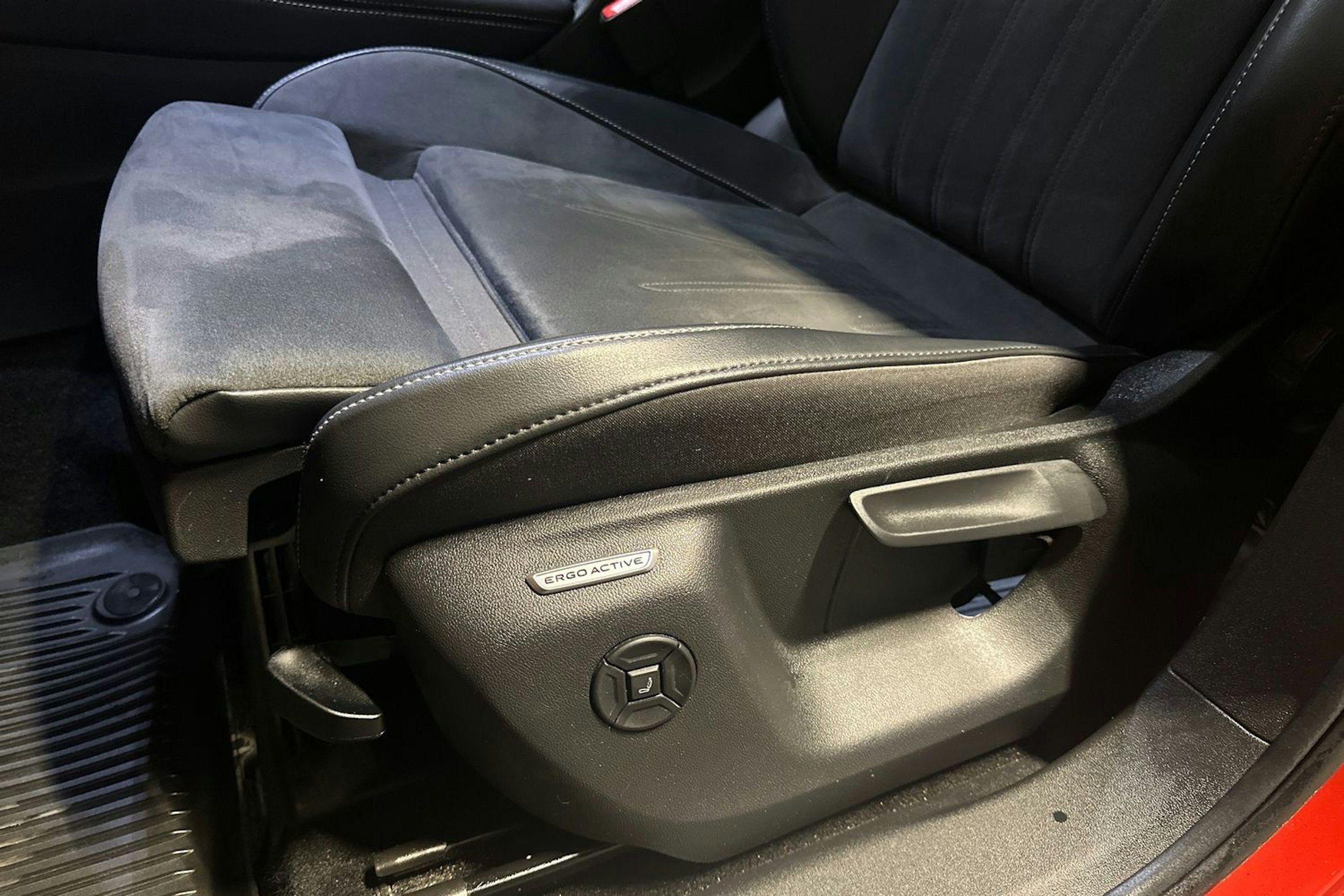 oranssi Volkswagen Tiguan 2024 kuva 18.