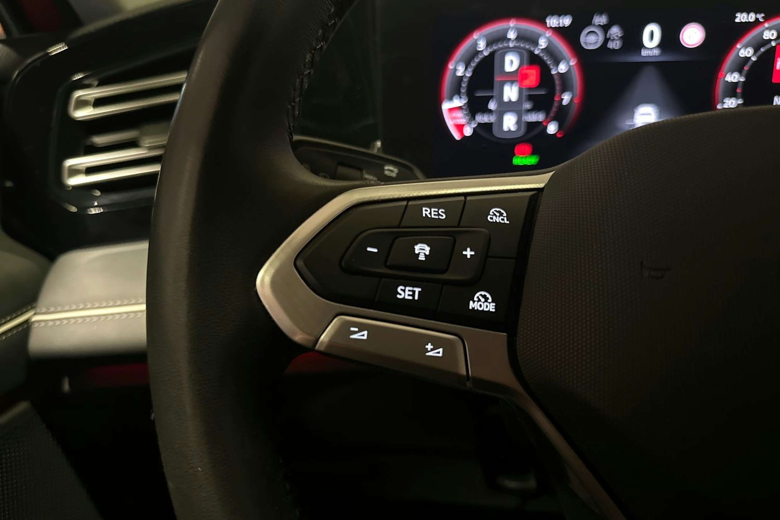 oranssi Volkswagen Tiguan 2024 kuva 20.