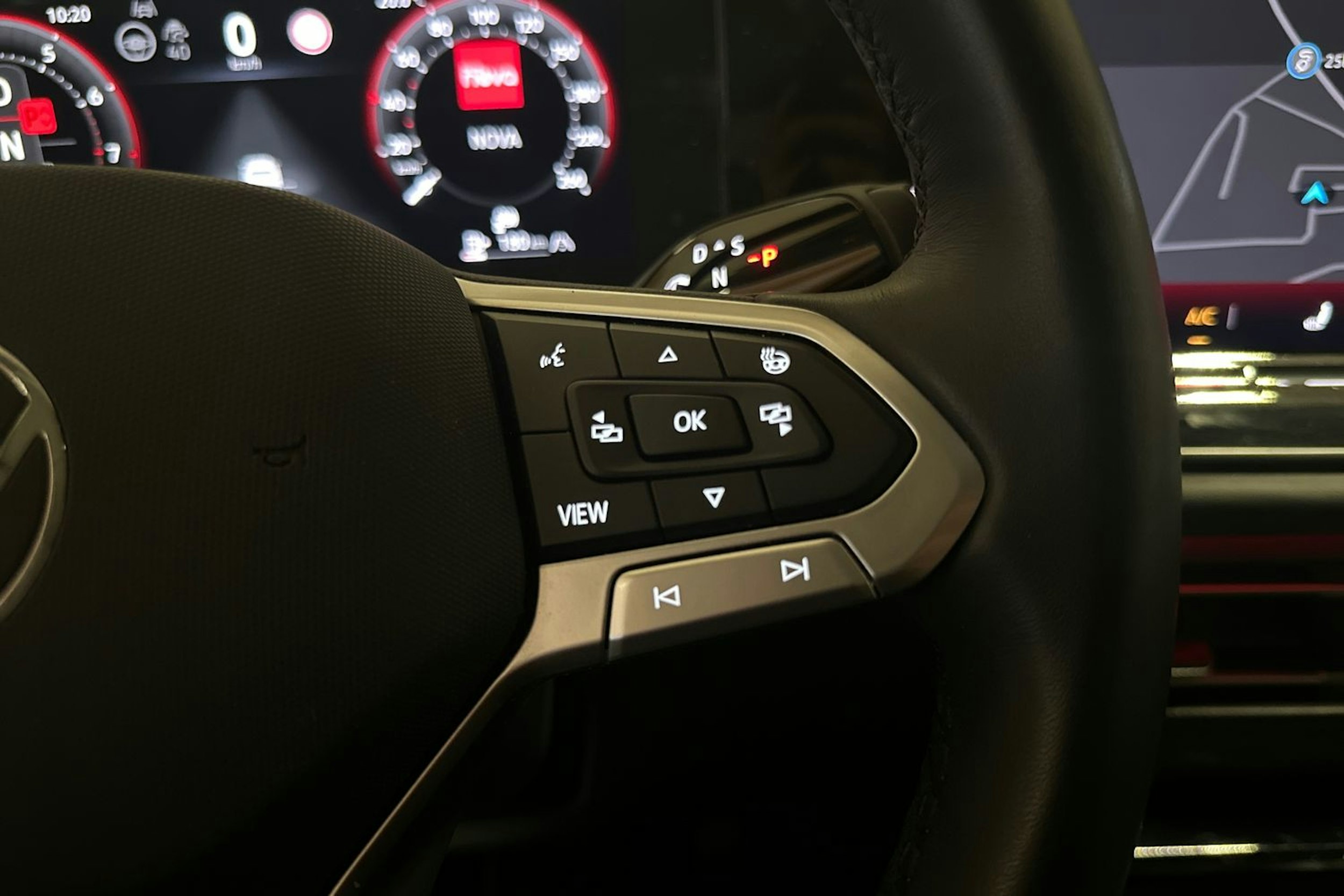 oranssi Volkswagen Tiguan 2024 kuva 21.