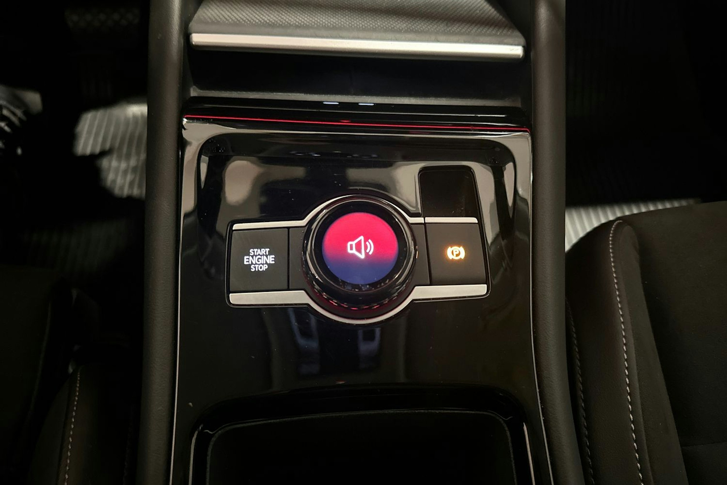 oranssi Volkswagen Tiguan 2024 kuva 24.