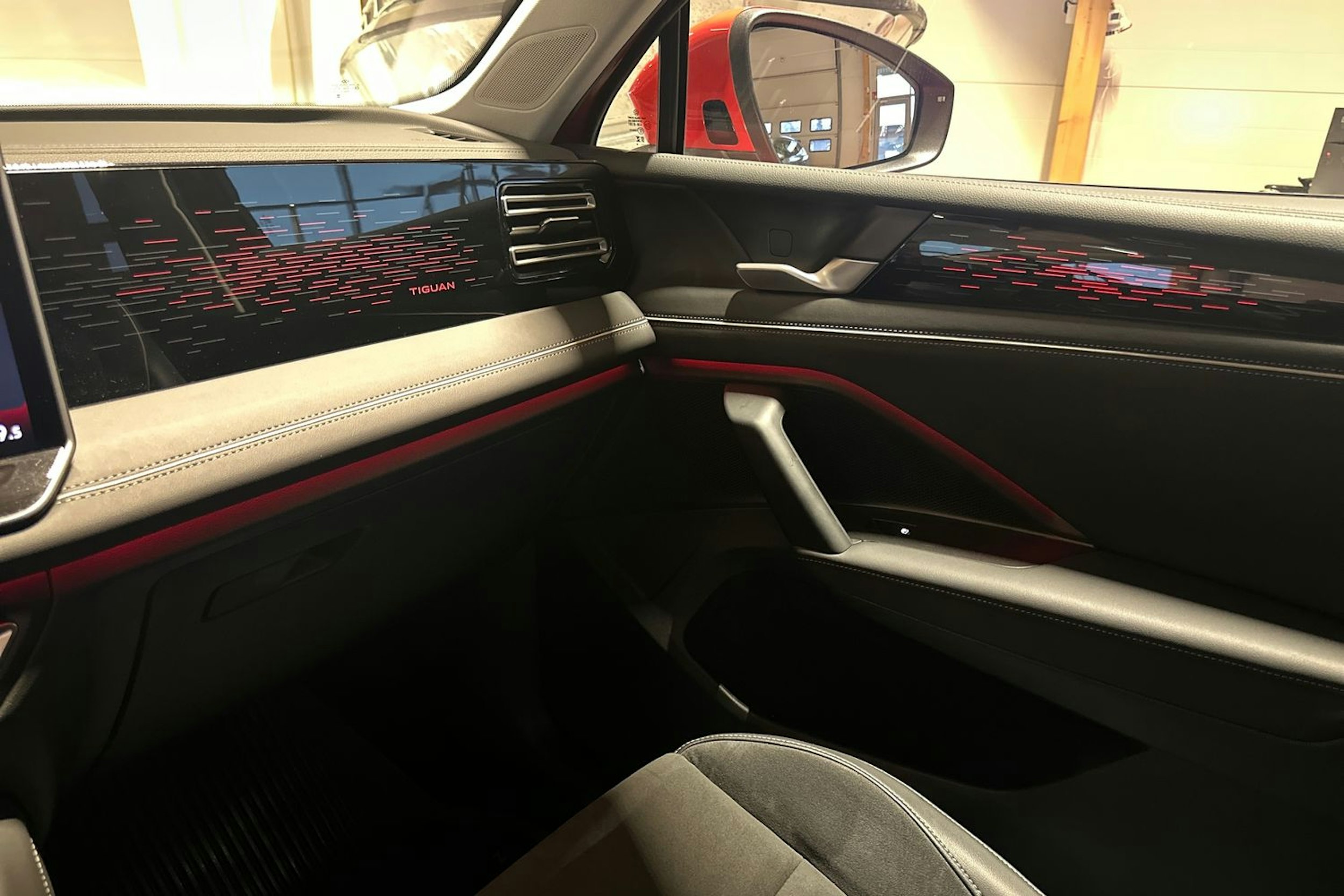 oranssi Volkswagen Tiguan 2024 kuva 26.