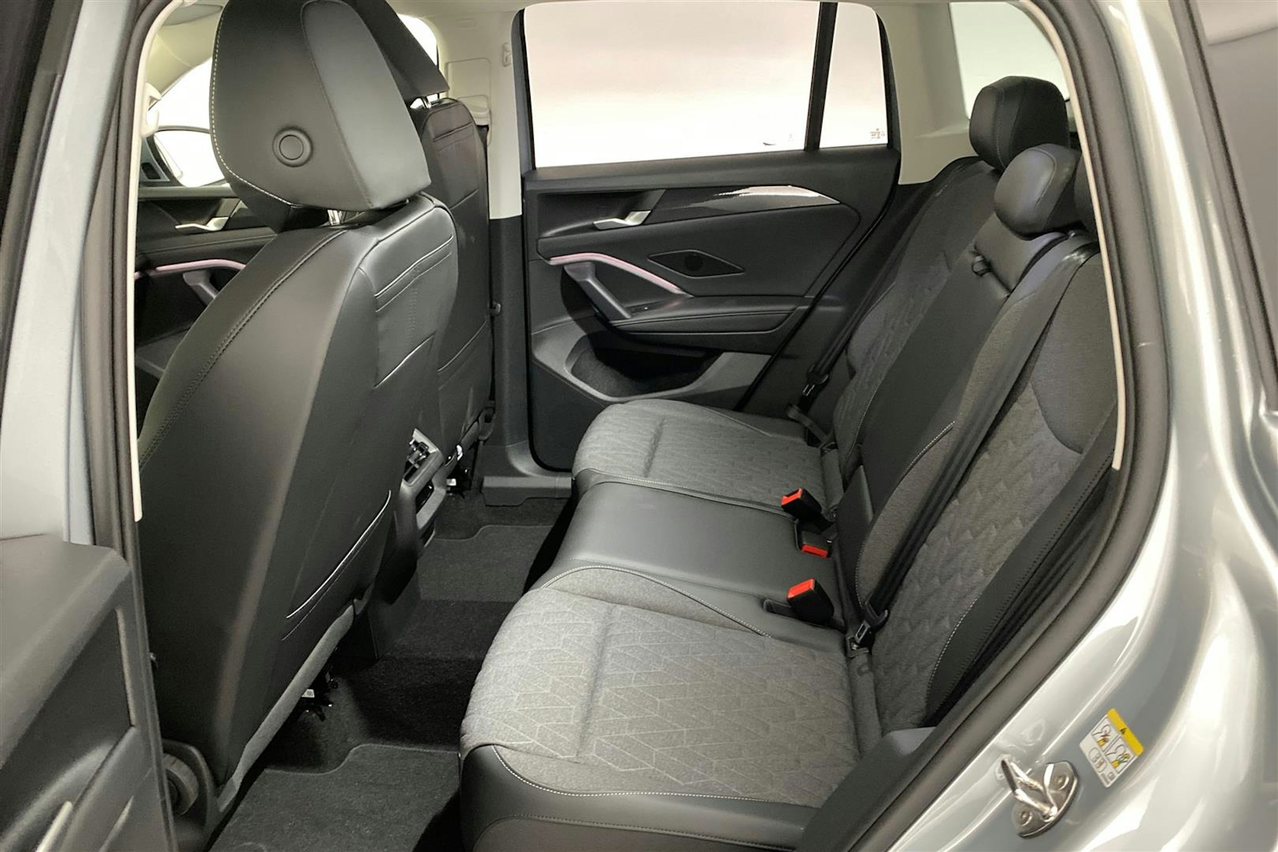harmaa Volkswagen Tiguan 2024 kuva 5.