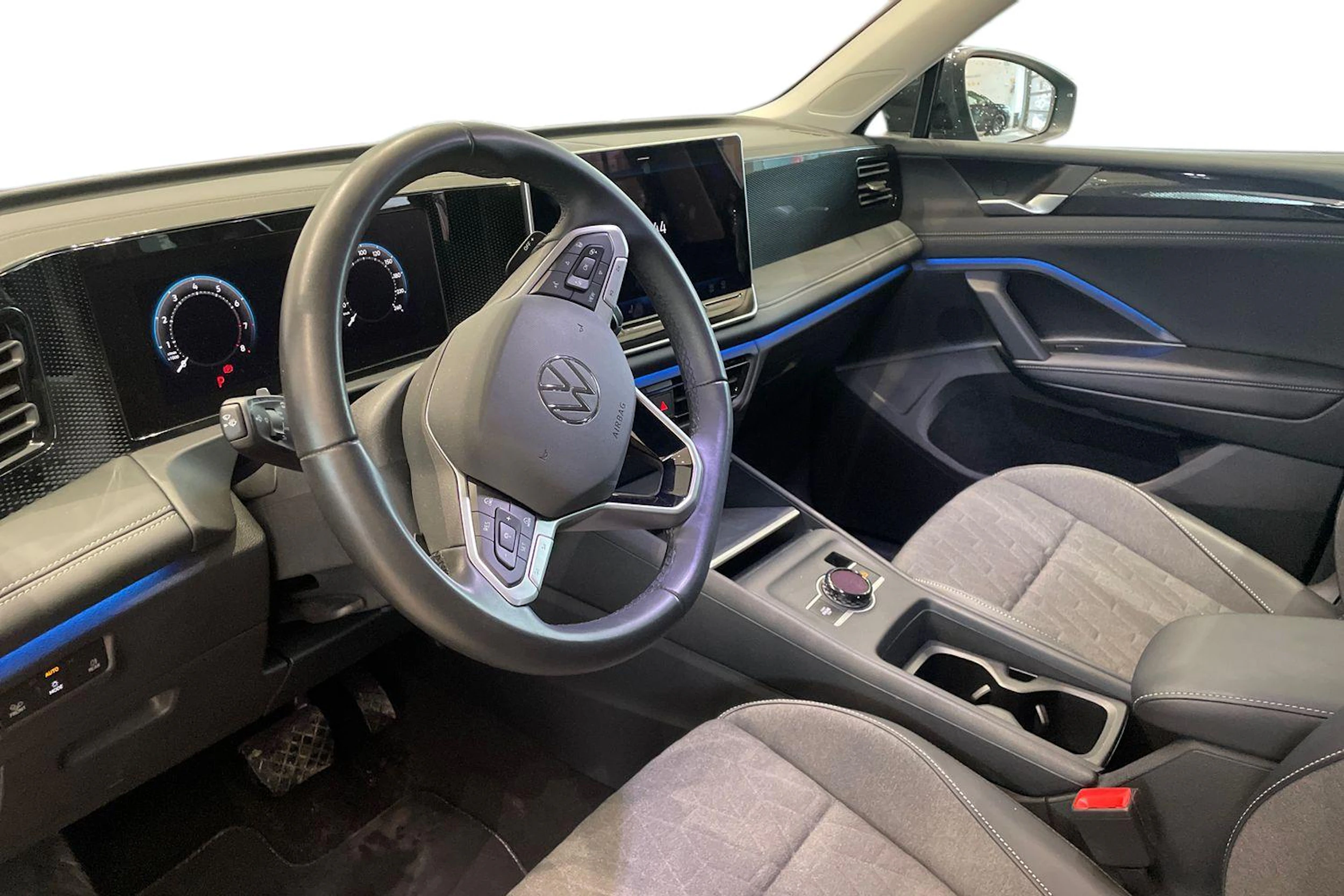 oranssi Volkswagen Tiguan 2024 kuva 6.