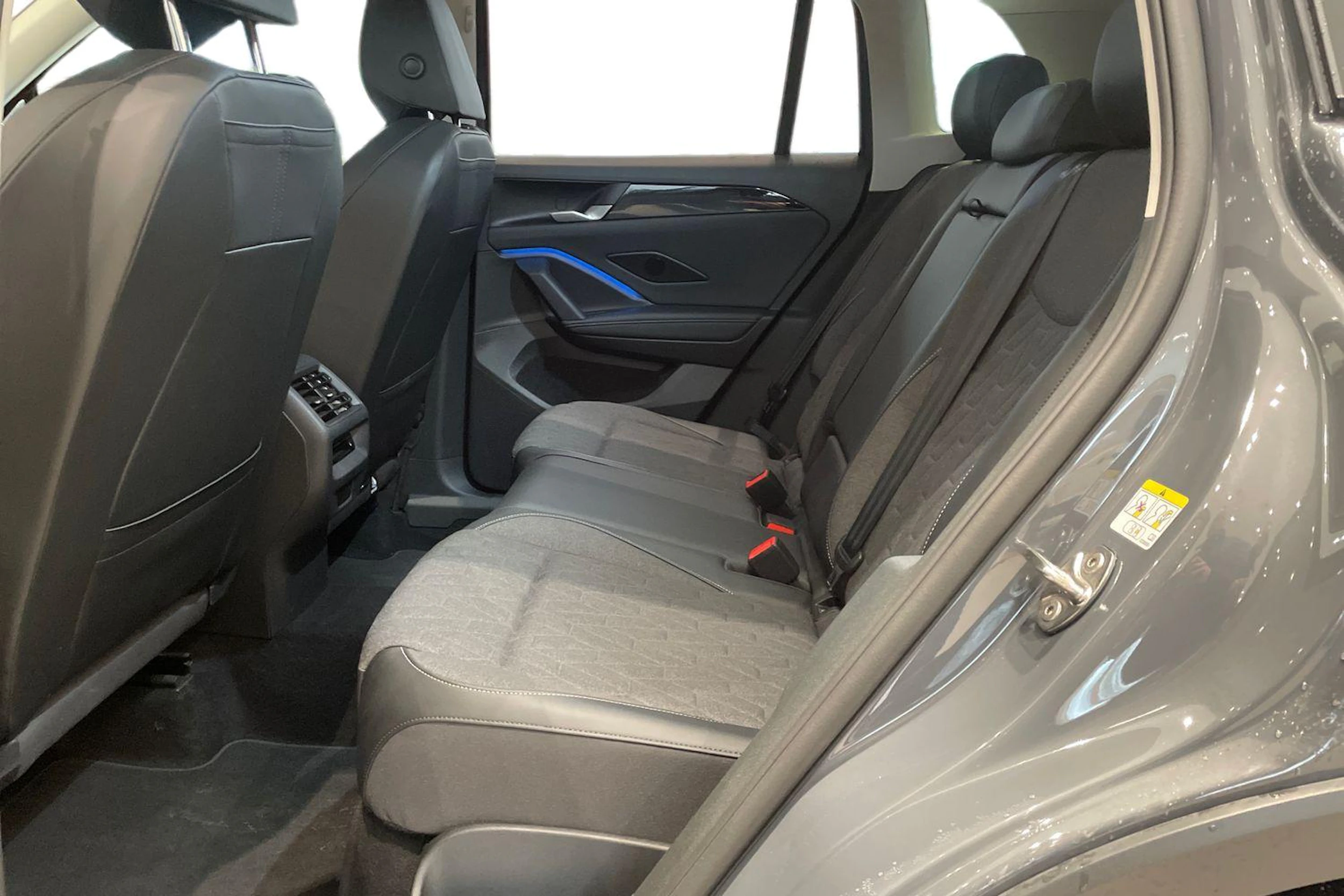 oranssi Volkswagen Tiguan 2024 kuva 8.