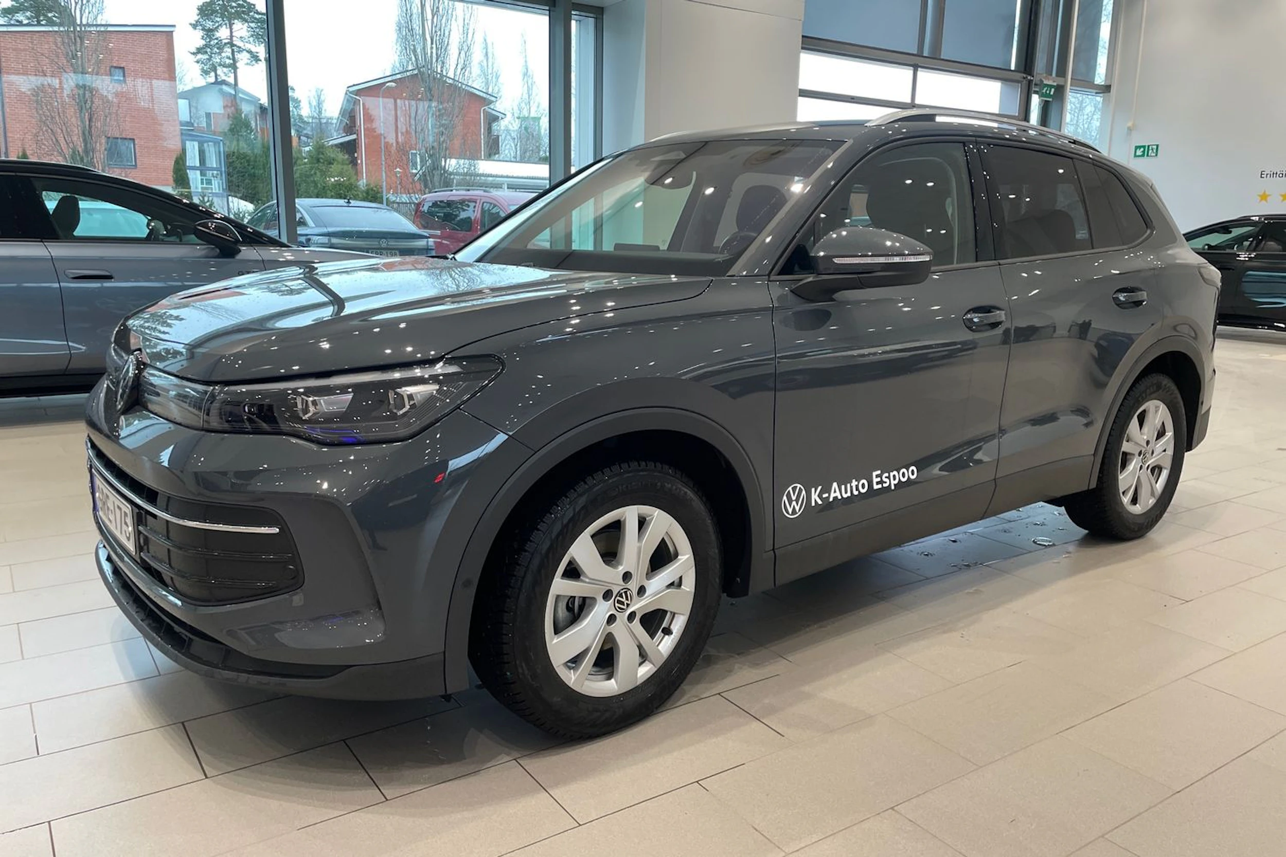 oranssi Volkswagen Tiguan 2024 kuva 14.