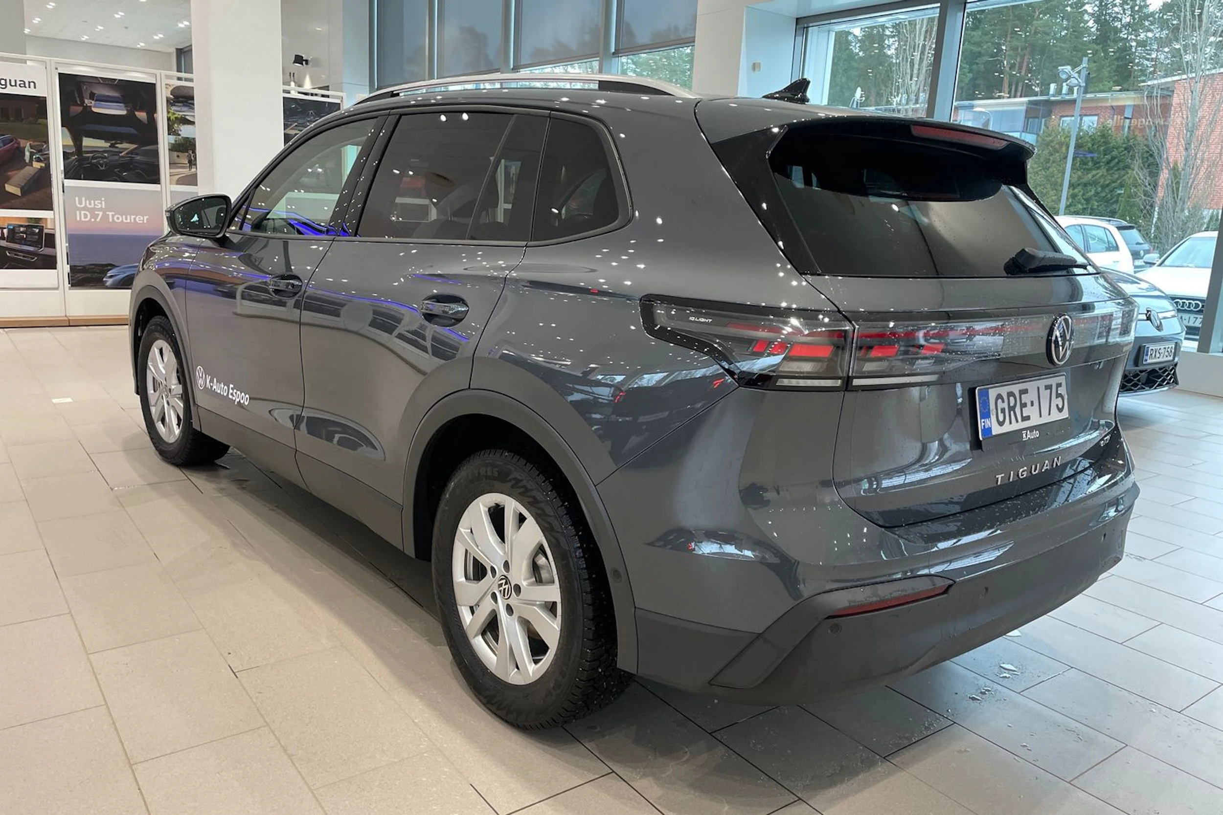 oranssi Volkswagen Tiguan 2024 kuva 15.