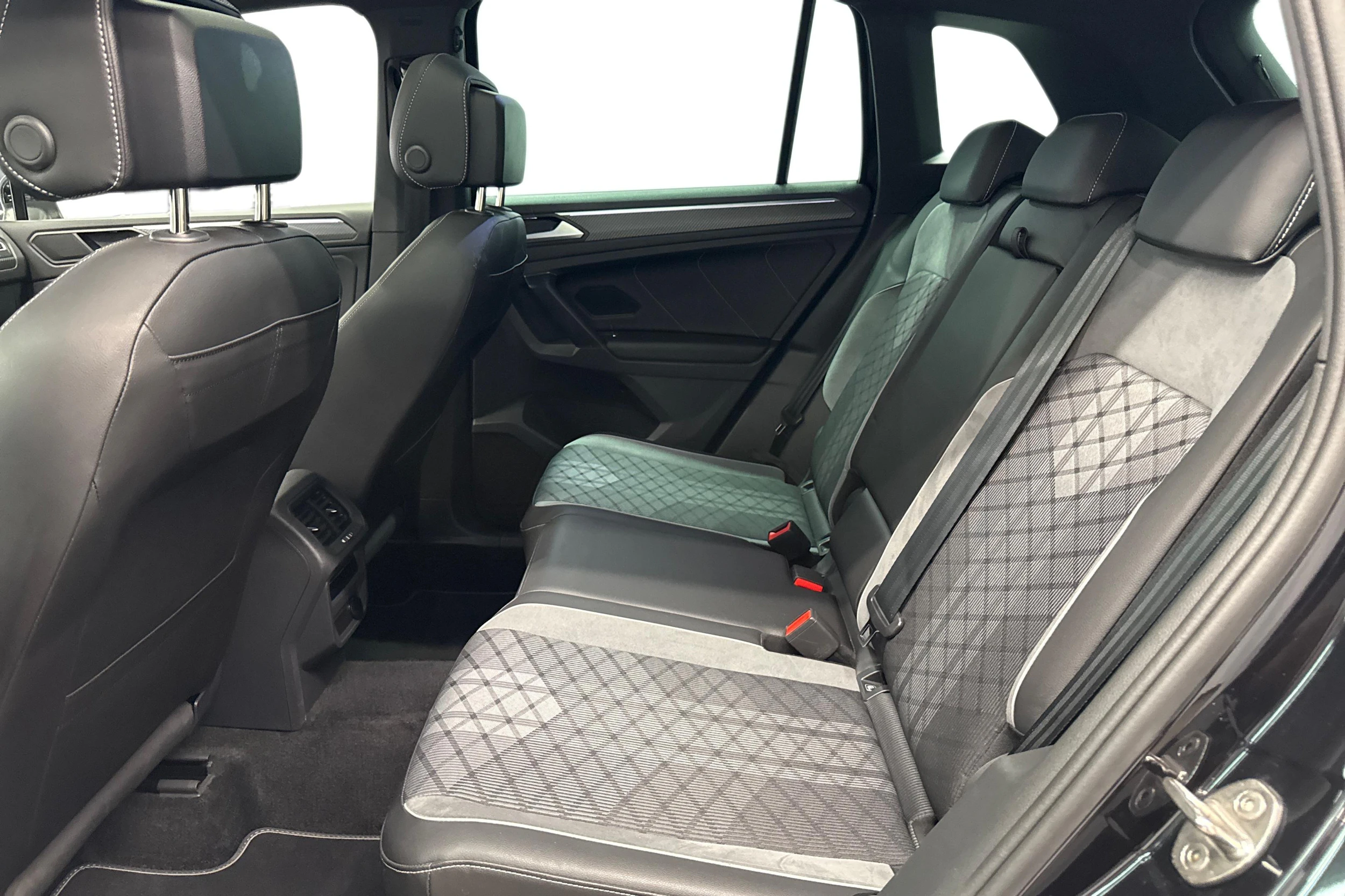 musta Volkswagen Tiguan 2024 kuva 8.