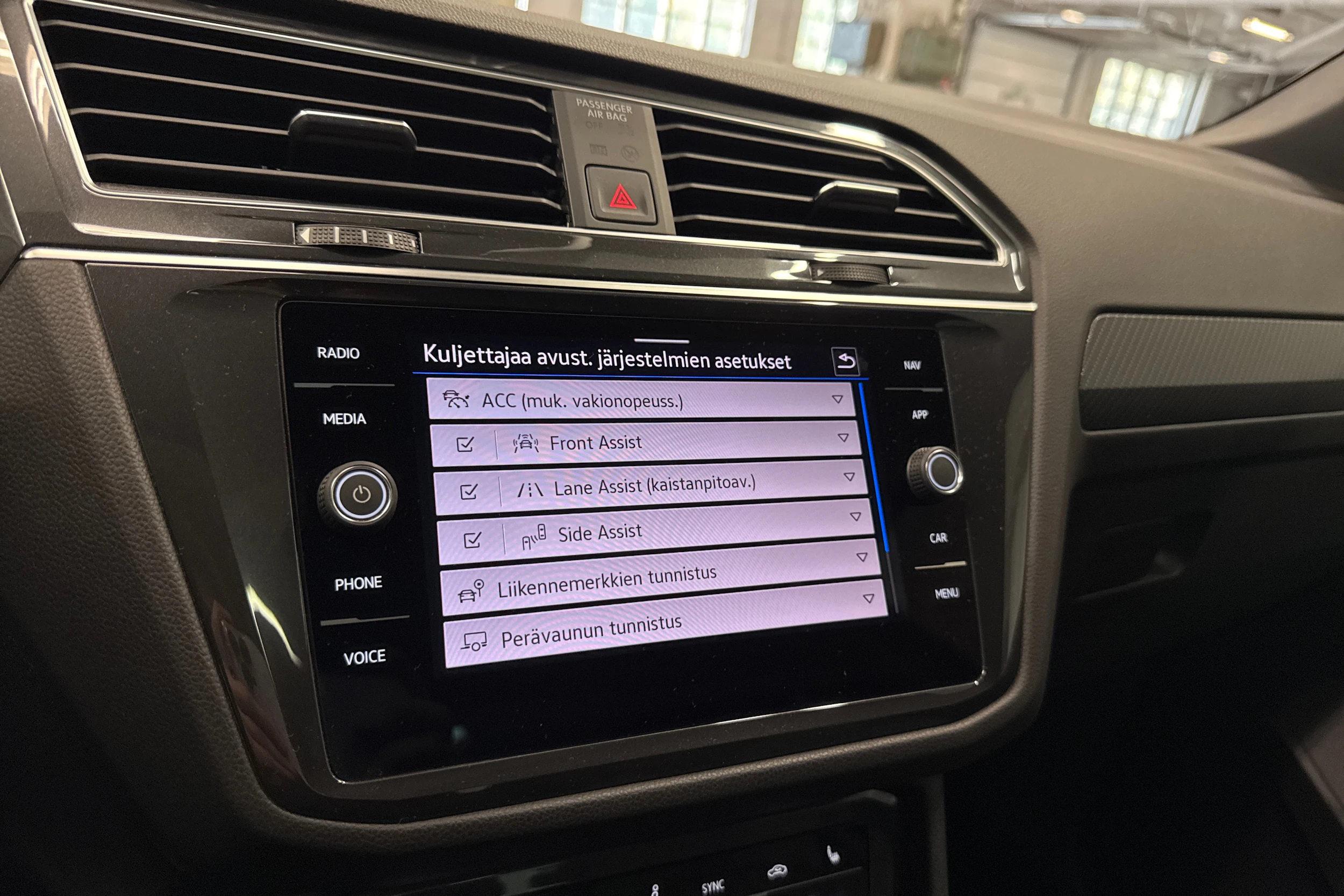 musta Volkswagen Tiguan 2024 kuva 18.