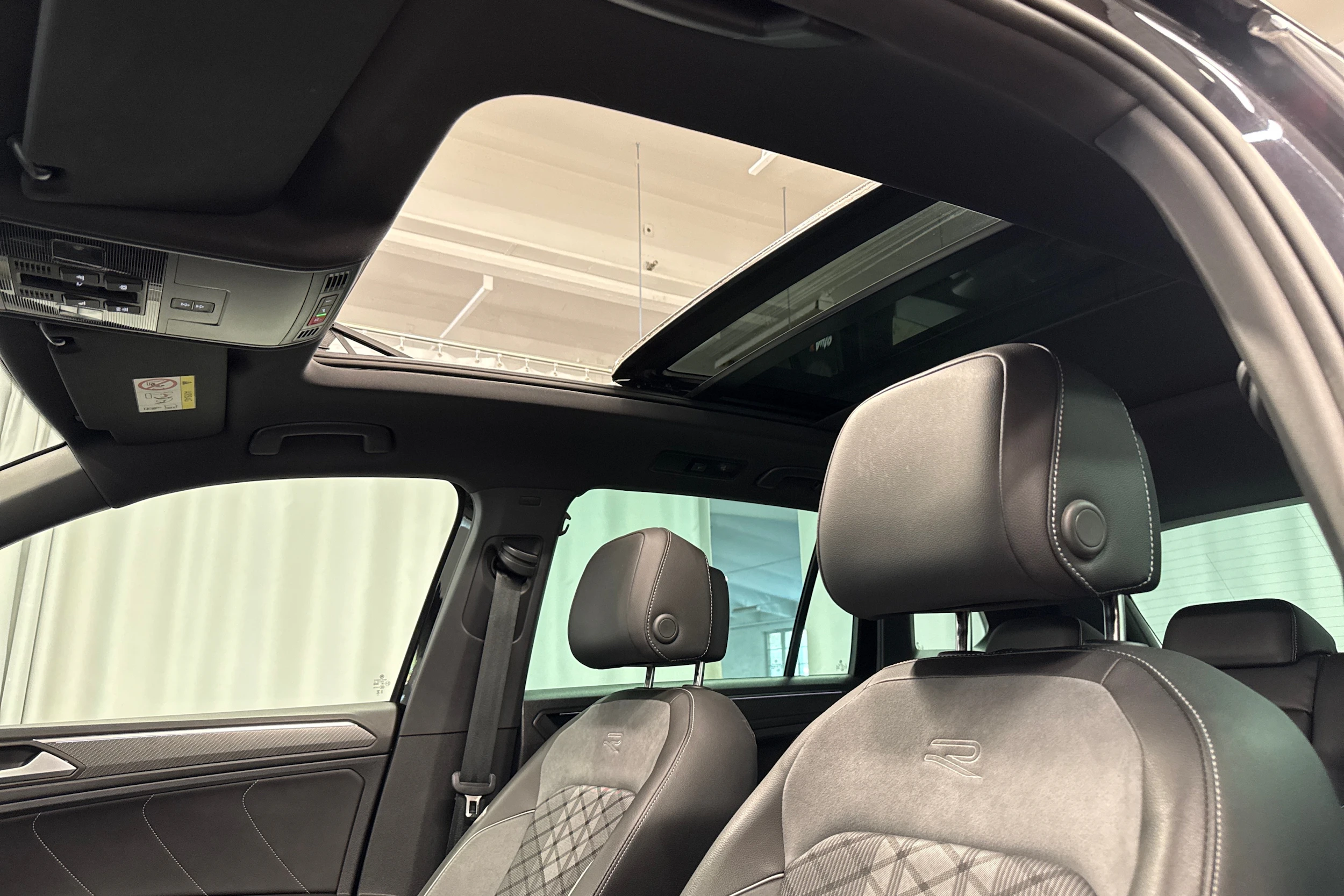 musta Volkswagen Tiguan 2024 kuva 23.