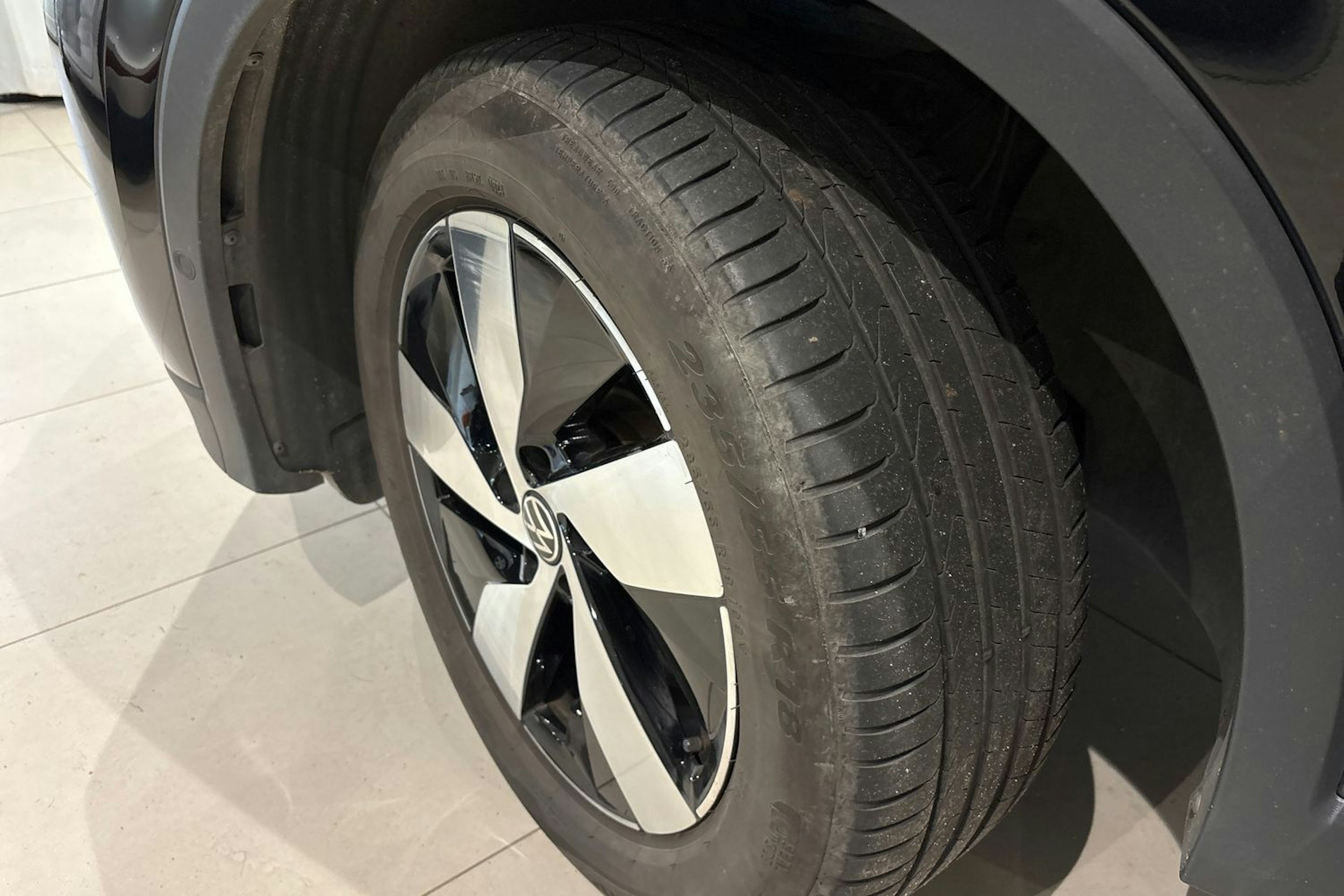 musta Volkswagen Tiguan 2024 kuva 13.