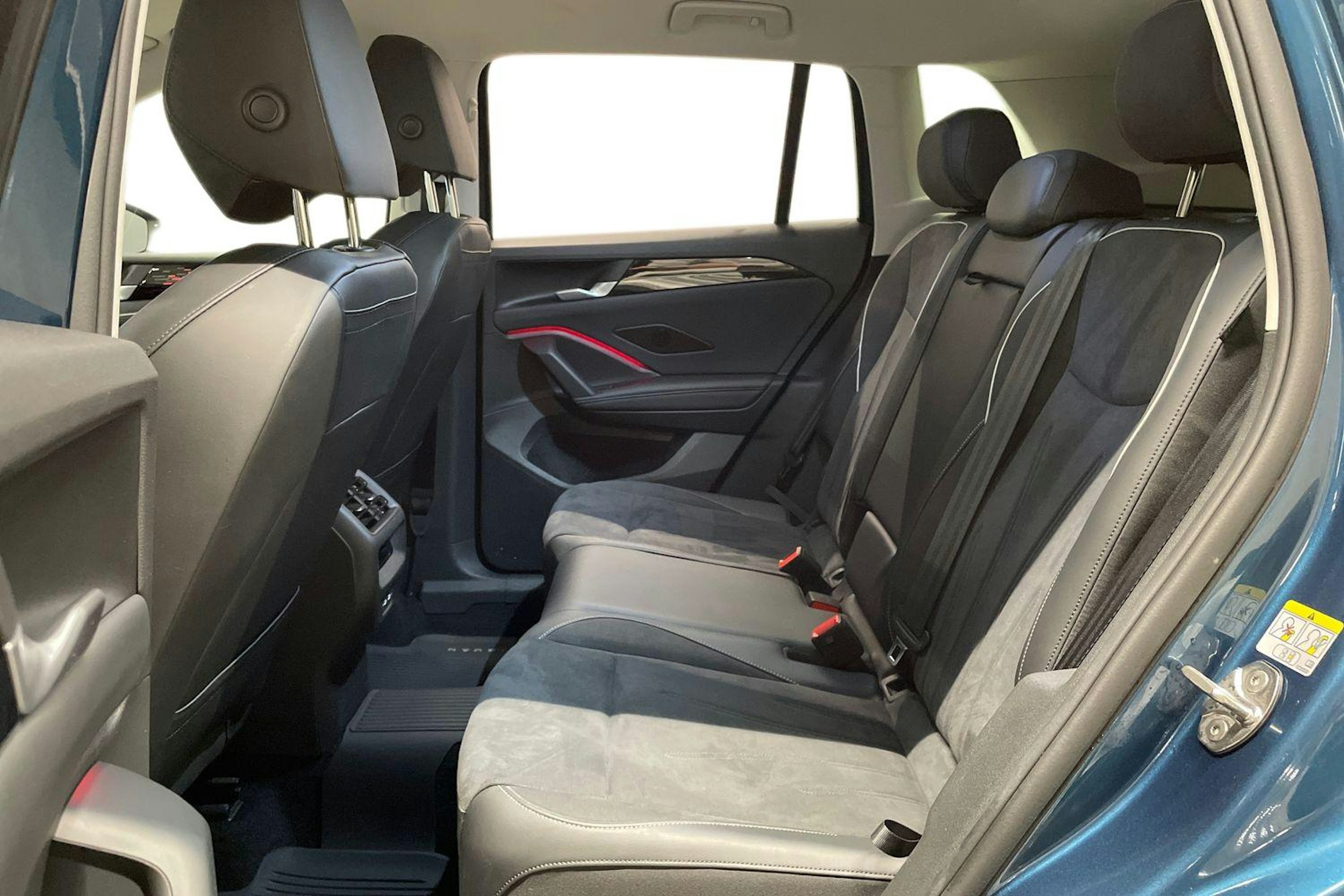 sininen Volkswagen Tiguan 2024 kuva 8.