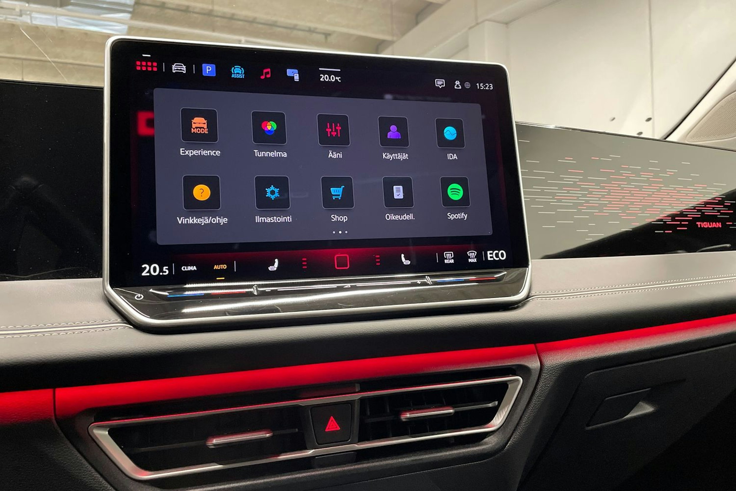 sininen Volkswagen Tiguan 2024 kuva 17.